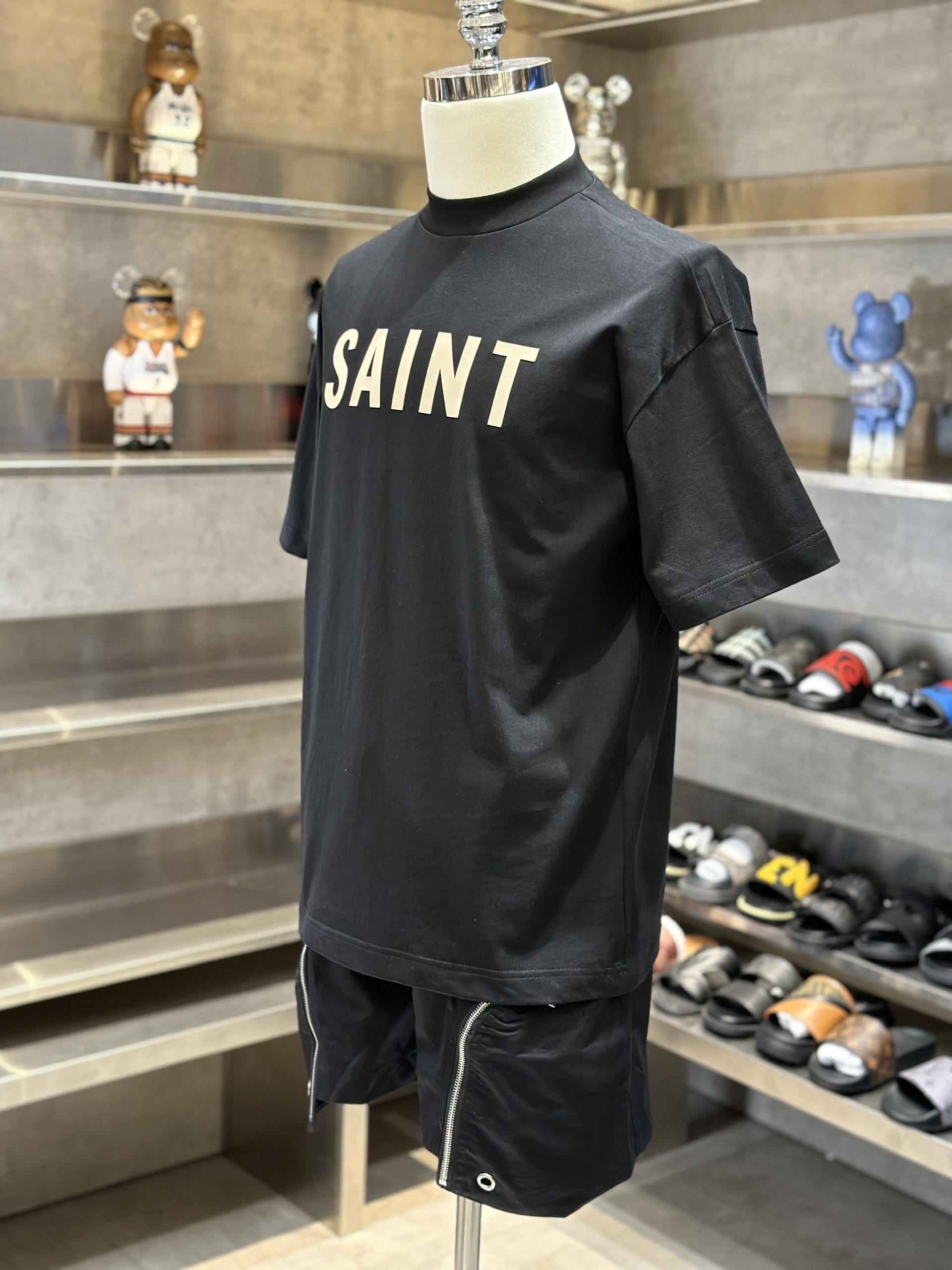 Áo phông T-shirt Saint Laurent YSL Đen logo chữ Be nổi ngực VTN