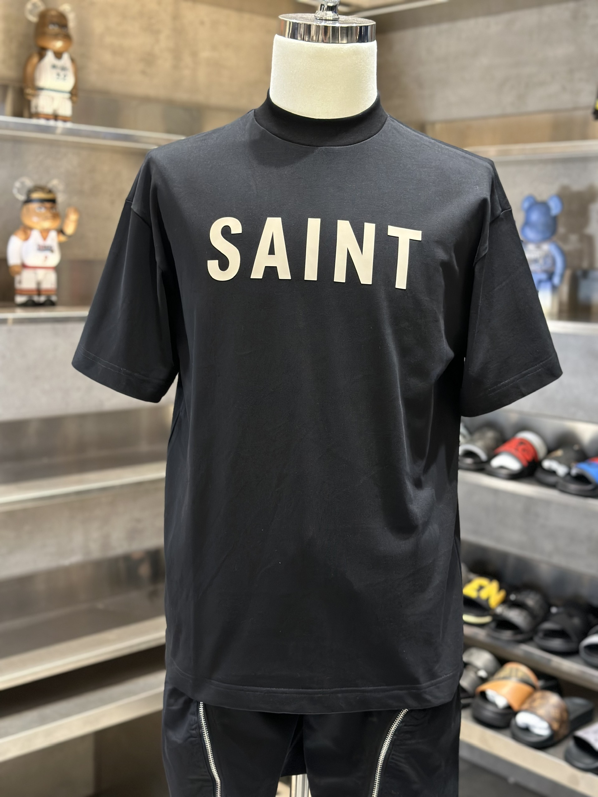 Áo phông T-shirt Saint Laurent YSL Đen logo chữ Be nổi ngực VTN