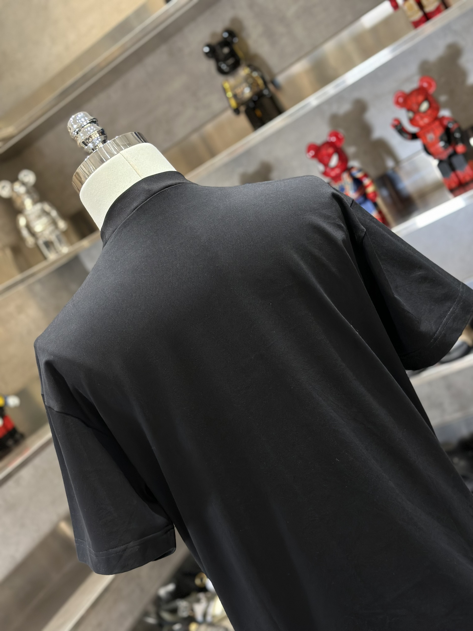 Áo phông T-shirt Saint Laurent YSL Đen logo chữ Be nổi ngực VTN