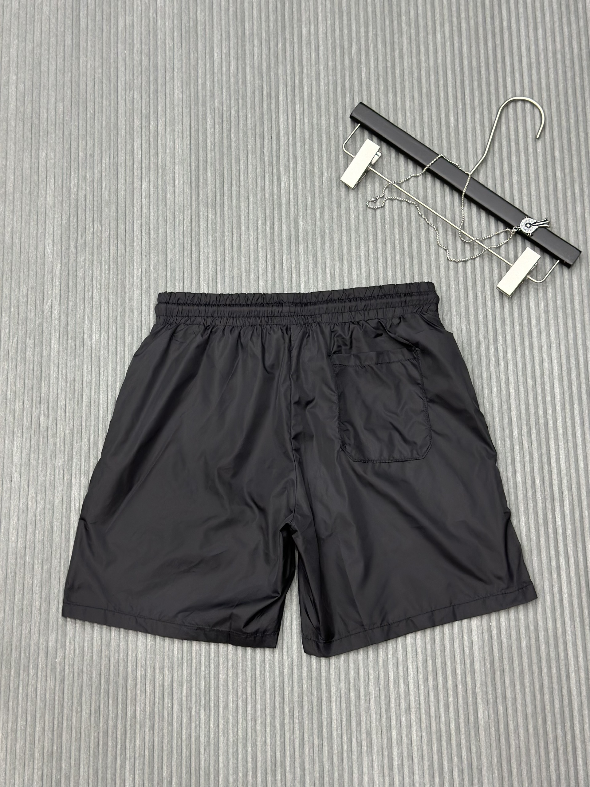 Quần short gió Moncler M Đen trơn logo tròn thêu đùi Like Auth VTN