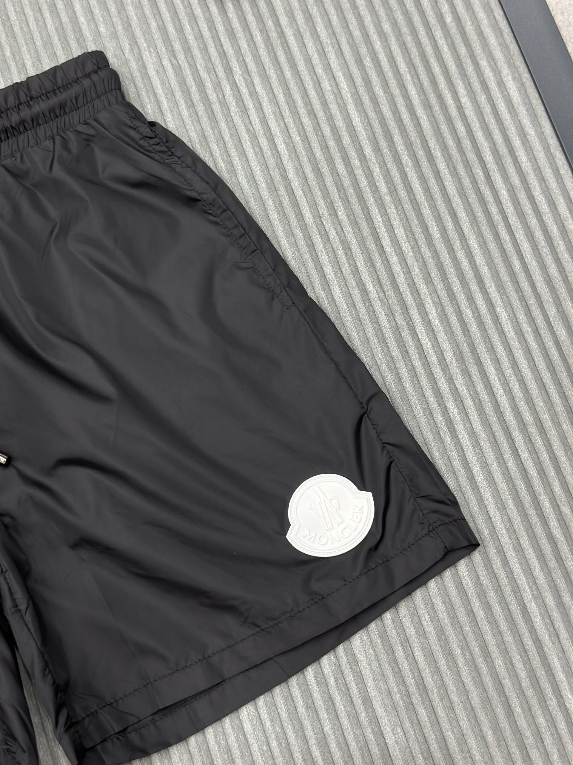 Quần short gió Moncler M Đen trơn logo tròn thêu đùi Like Auth VTN