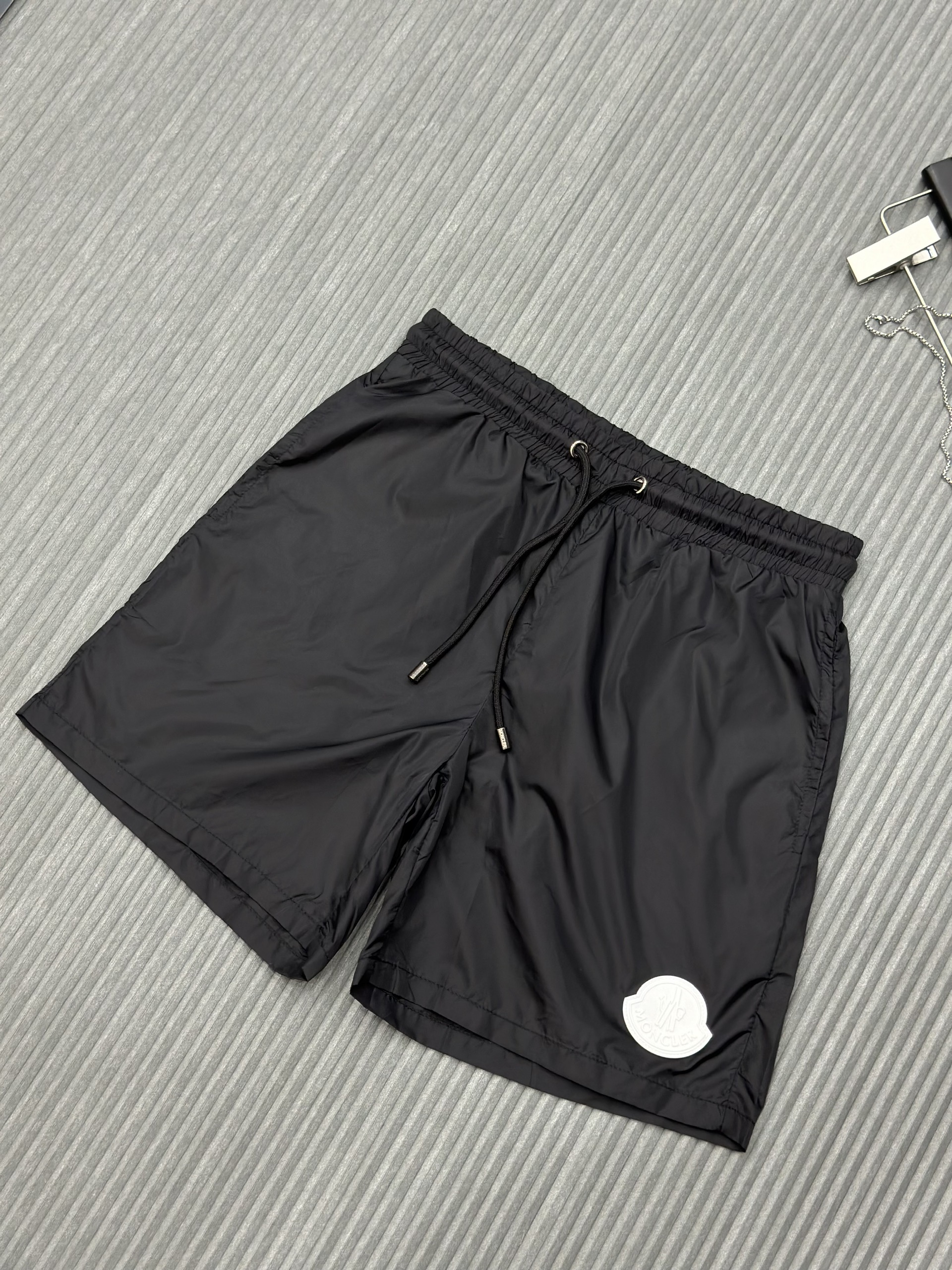 Quần short gió Moncler M Đen trơn logo tròn thêu đùi Like Auth VTN