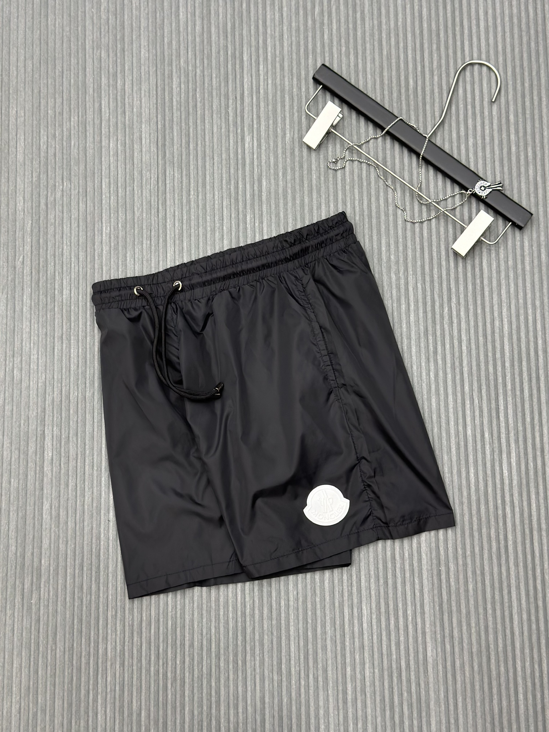 Quần short gió Moncler M Đen trơn logo tròn thêu đùi Like Auth VTN