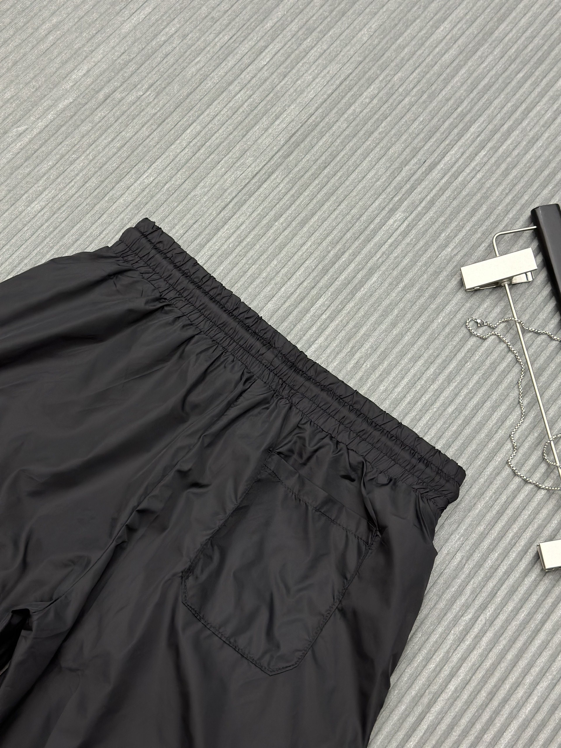 Quần short gió Moncler M Đen trơn logo tròn thêu đùi Like Auth VTN