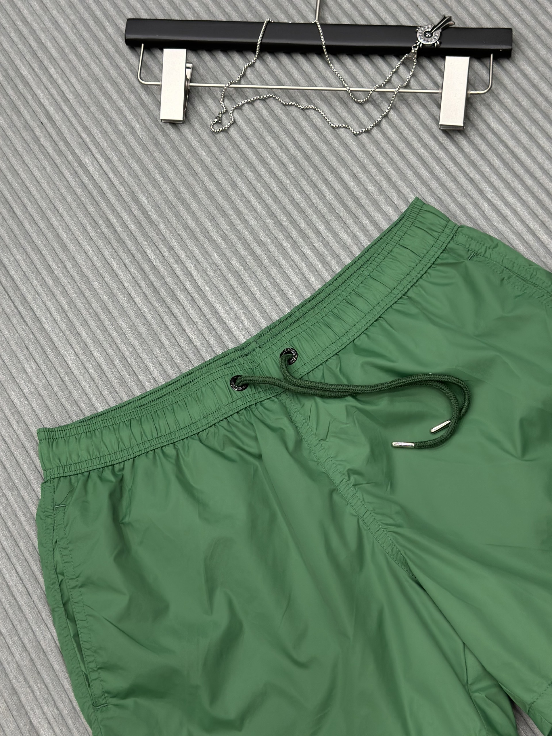 Quần short gió Moncler M Xanh lá trơn logo tròn thêu đùi Like Auth VTN