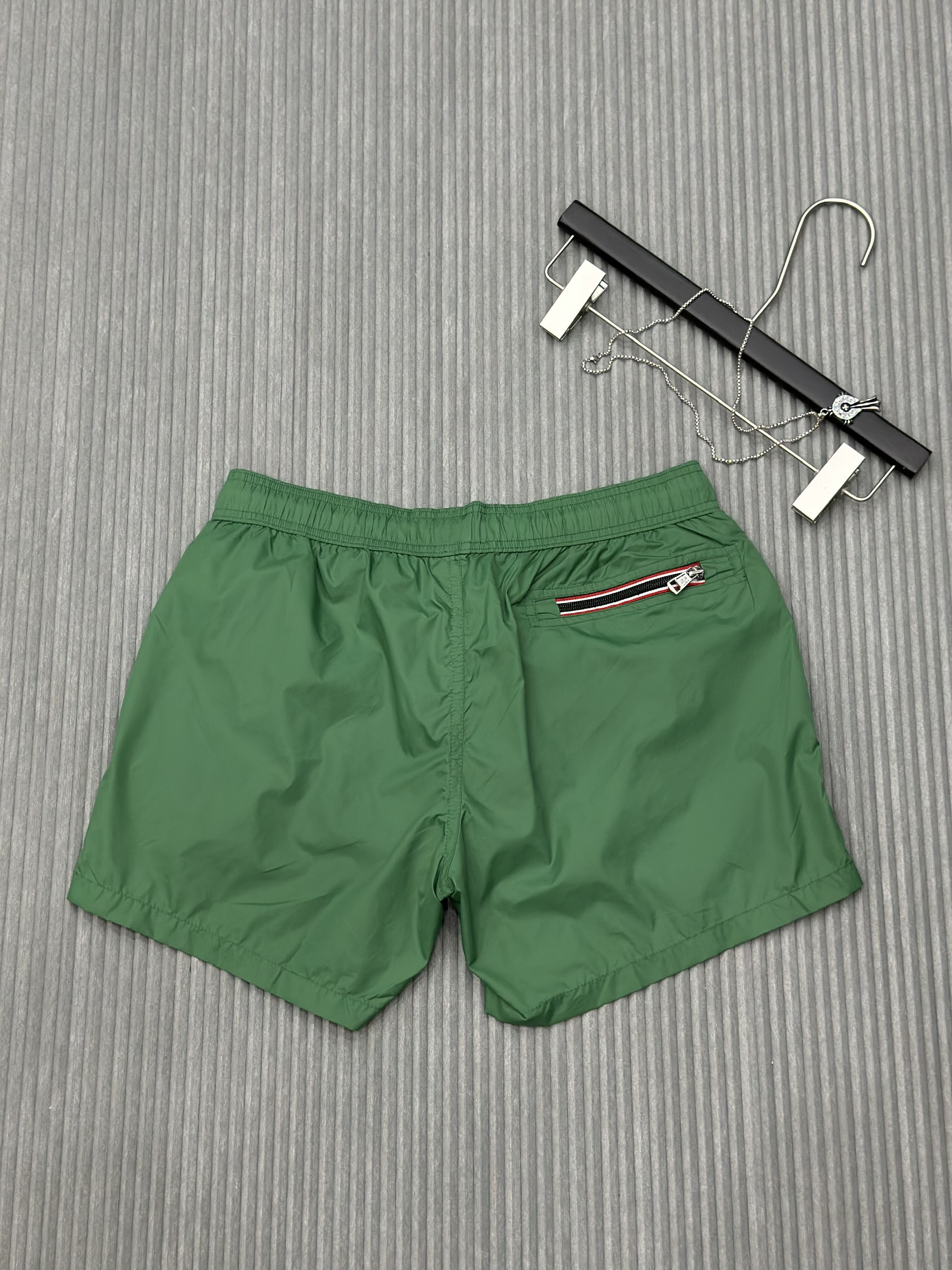 Quần short gió Moncler M Xanh lá trơn logo tròn thêu đùi Like Auth VTN