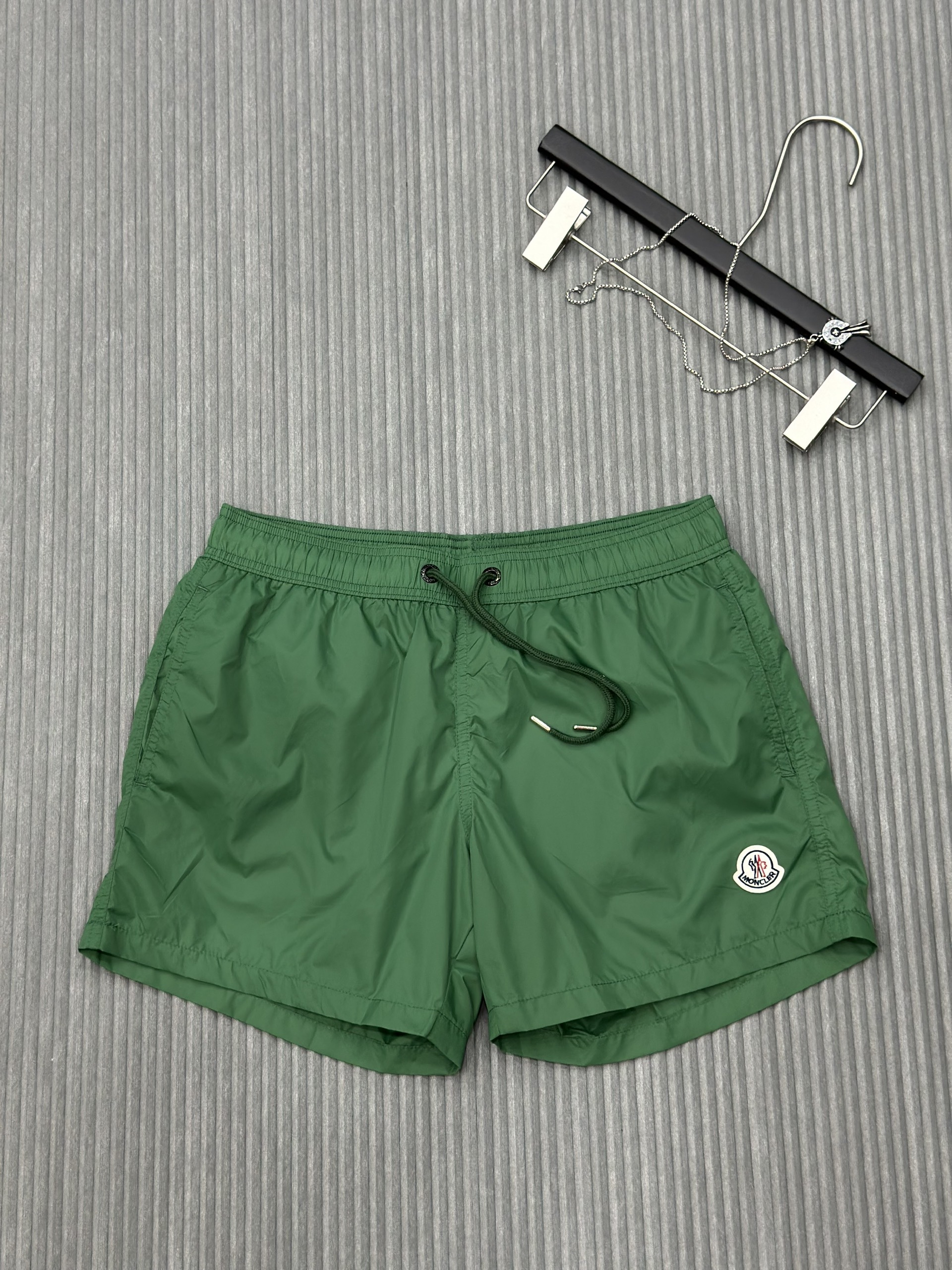 Quần short gió Moncler M Xanh lá trơn logo tròn thêu đùi Like Auth VTN