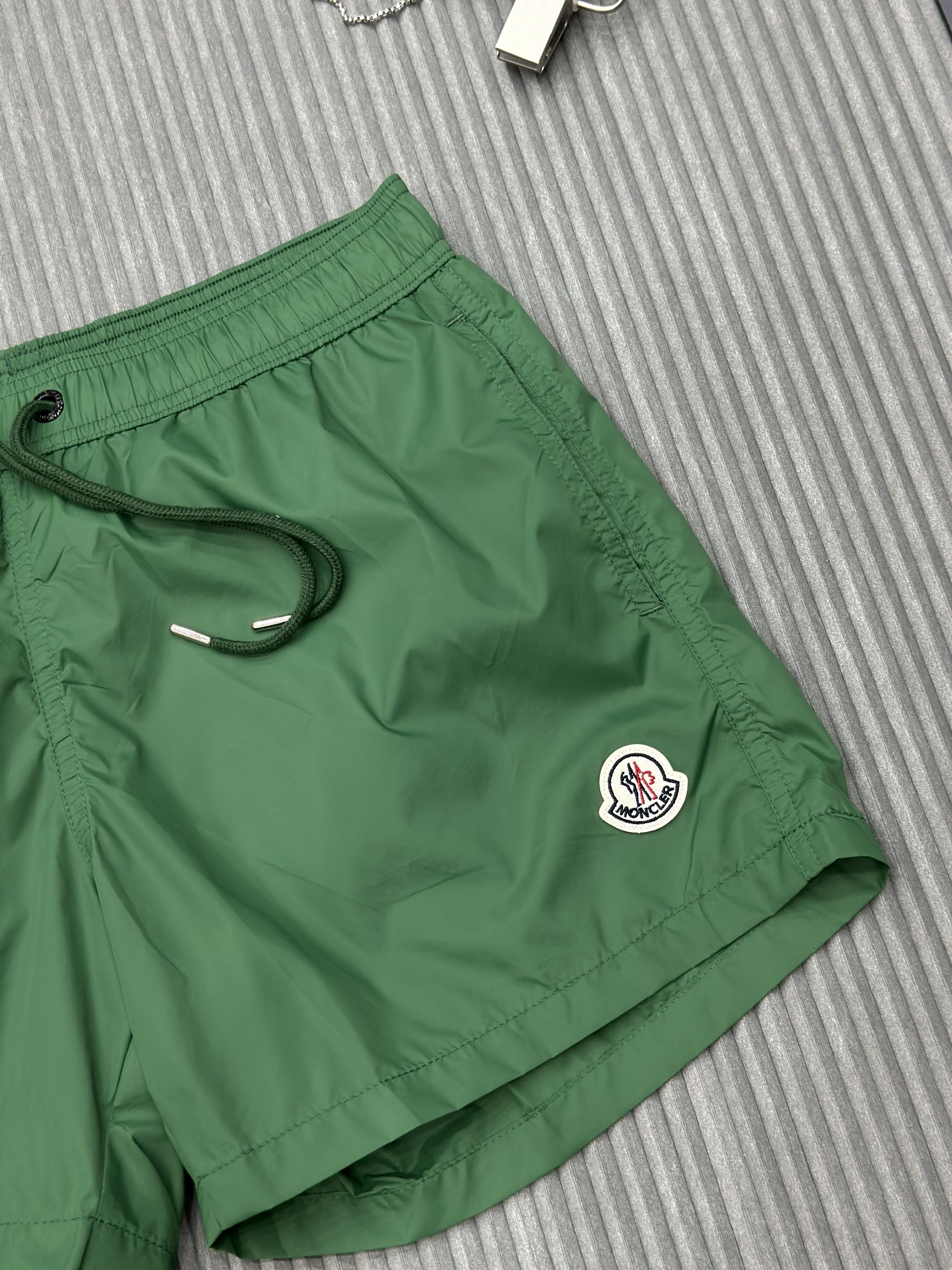 Quần short gió Moncler M Xanh lá trơn logo tròn thêu đùi Like Auth VTN