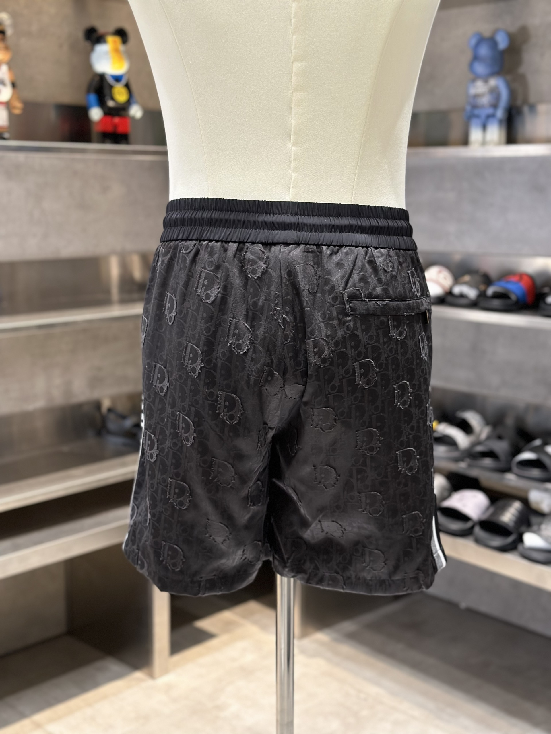 Quần short gió Dior CD Đen họa tiết logo kẻ sọc sườn Like Auth VTN