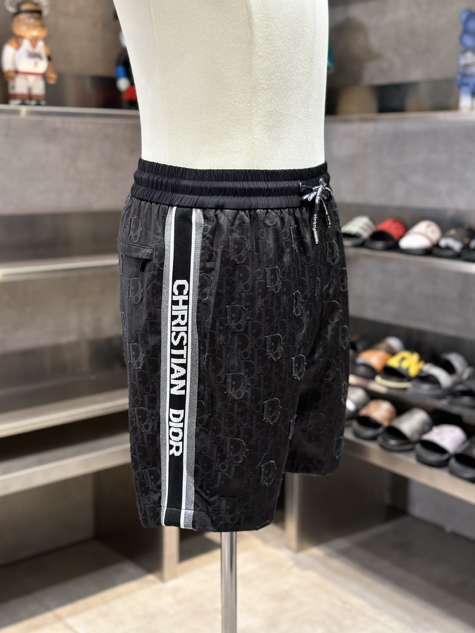 Quần short gió Dior CD Đen họa tiết logo kẻ sọc sườn Like Auth VTN