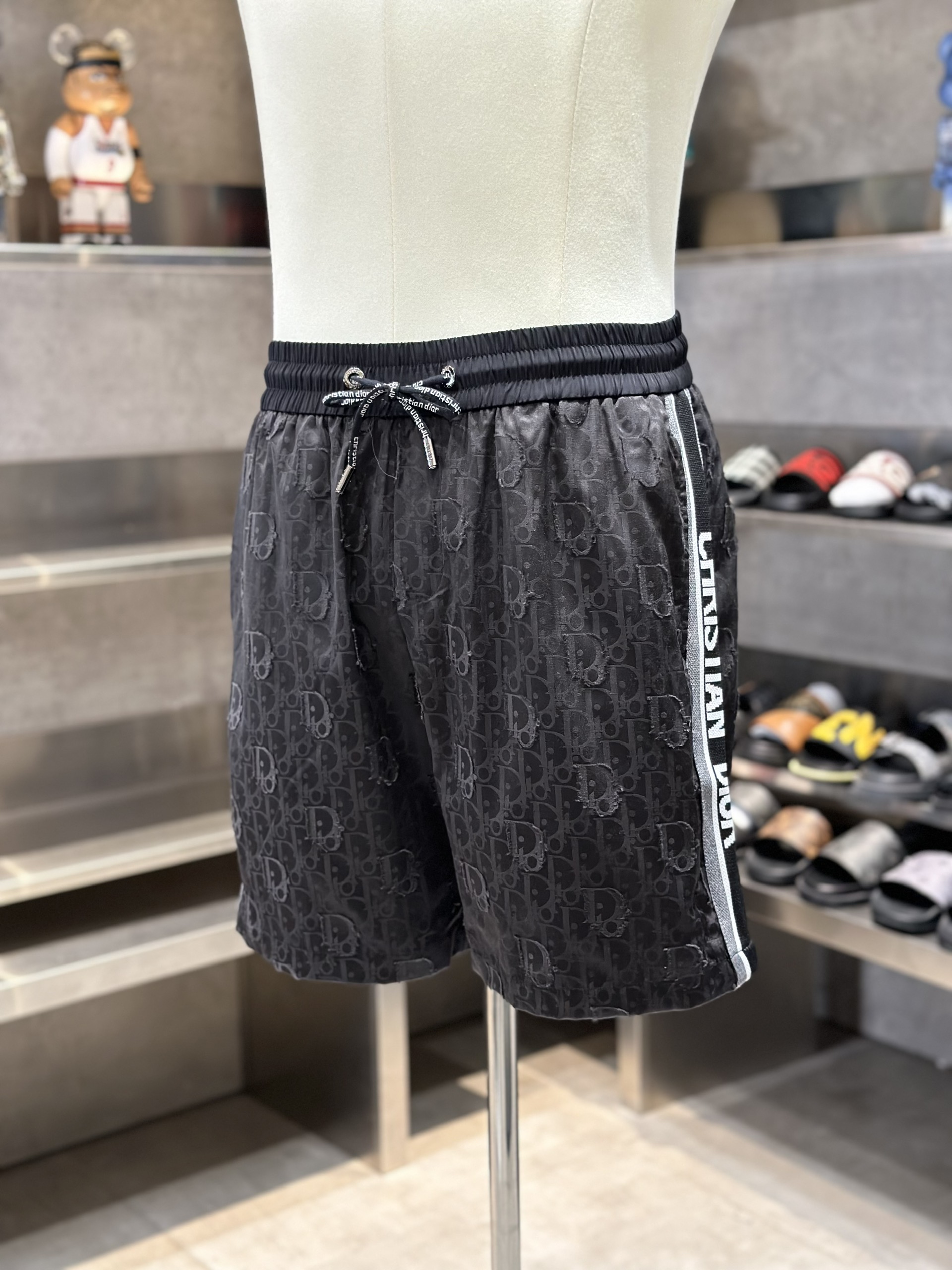 Quần short gió Dior CD Đen họa tiết logo kẻ sọc sườn Like Auth VTN
