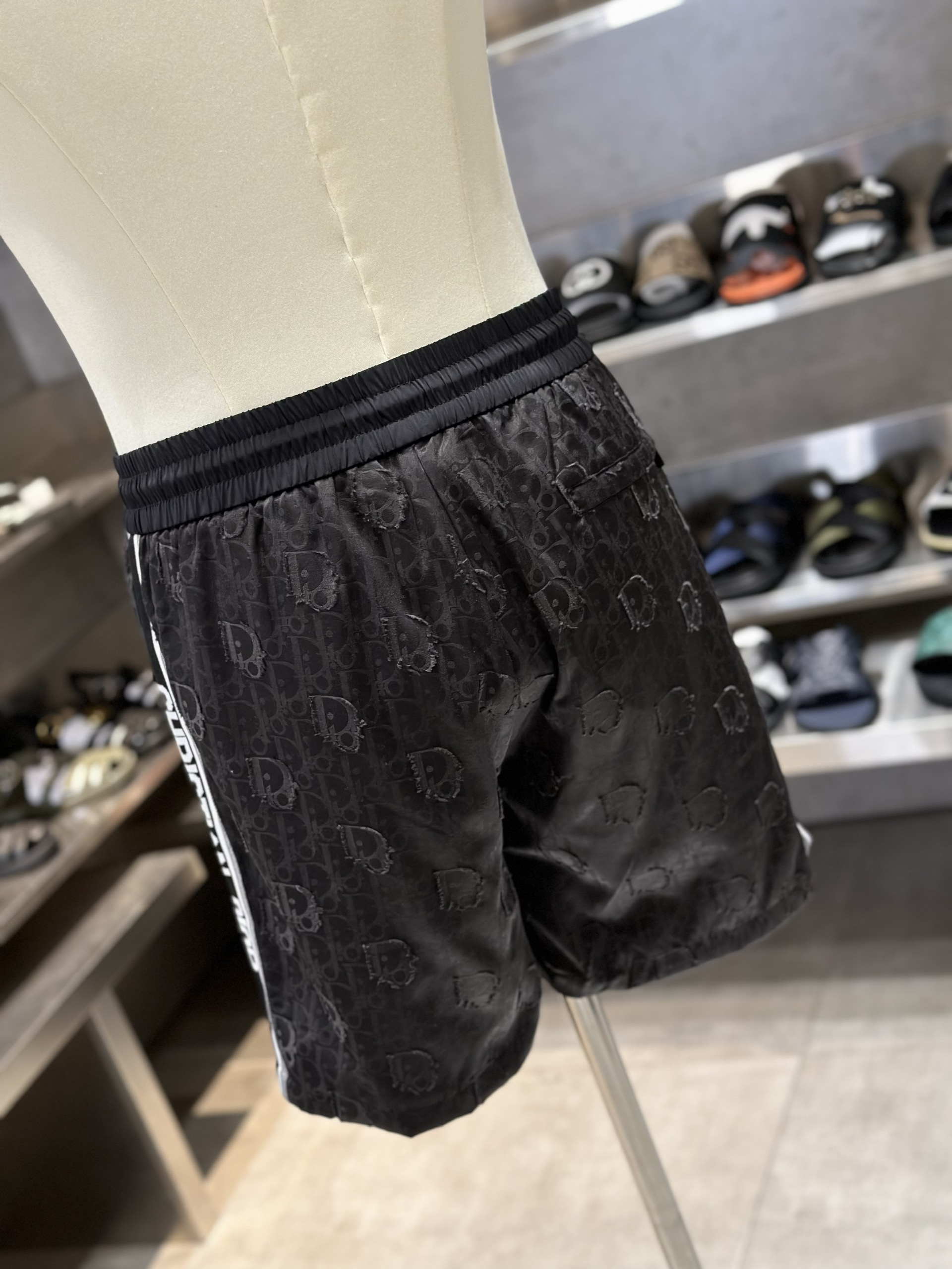Quần short gió Dior CD Đen họa tiết logo kẻ sọc sườn Like Auth VTN