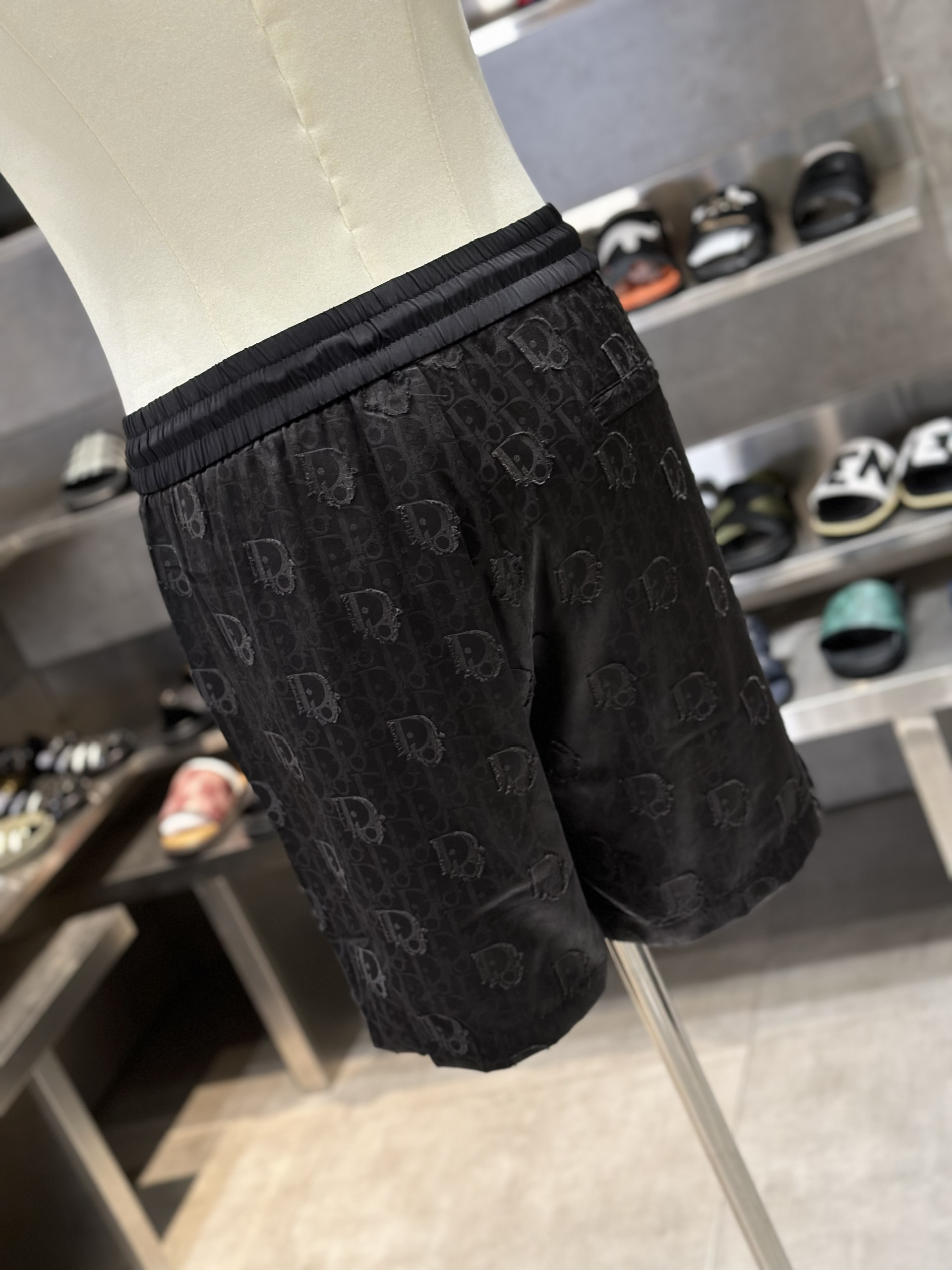 Quần short gió Dior CD Đen họa tiết logo tag da vuông thêu đùi Like Auth VTN