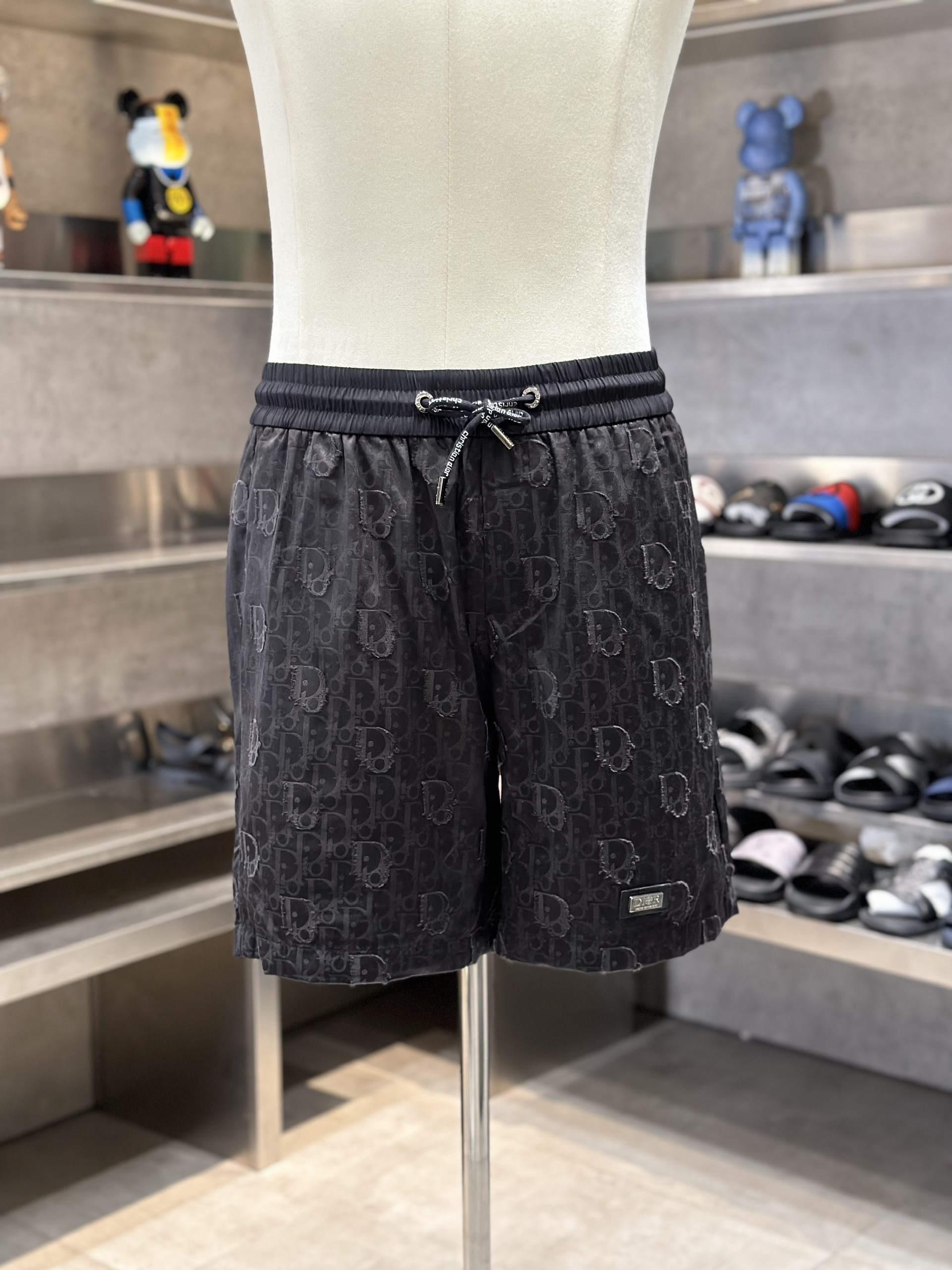 Quần short gió Dior CD Đen họa tiết logo tag da vuông thêu đùi Like Auth VTN
