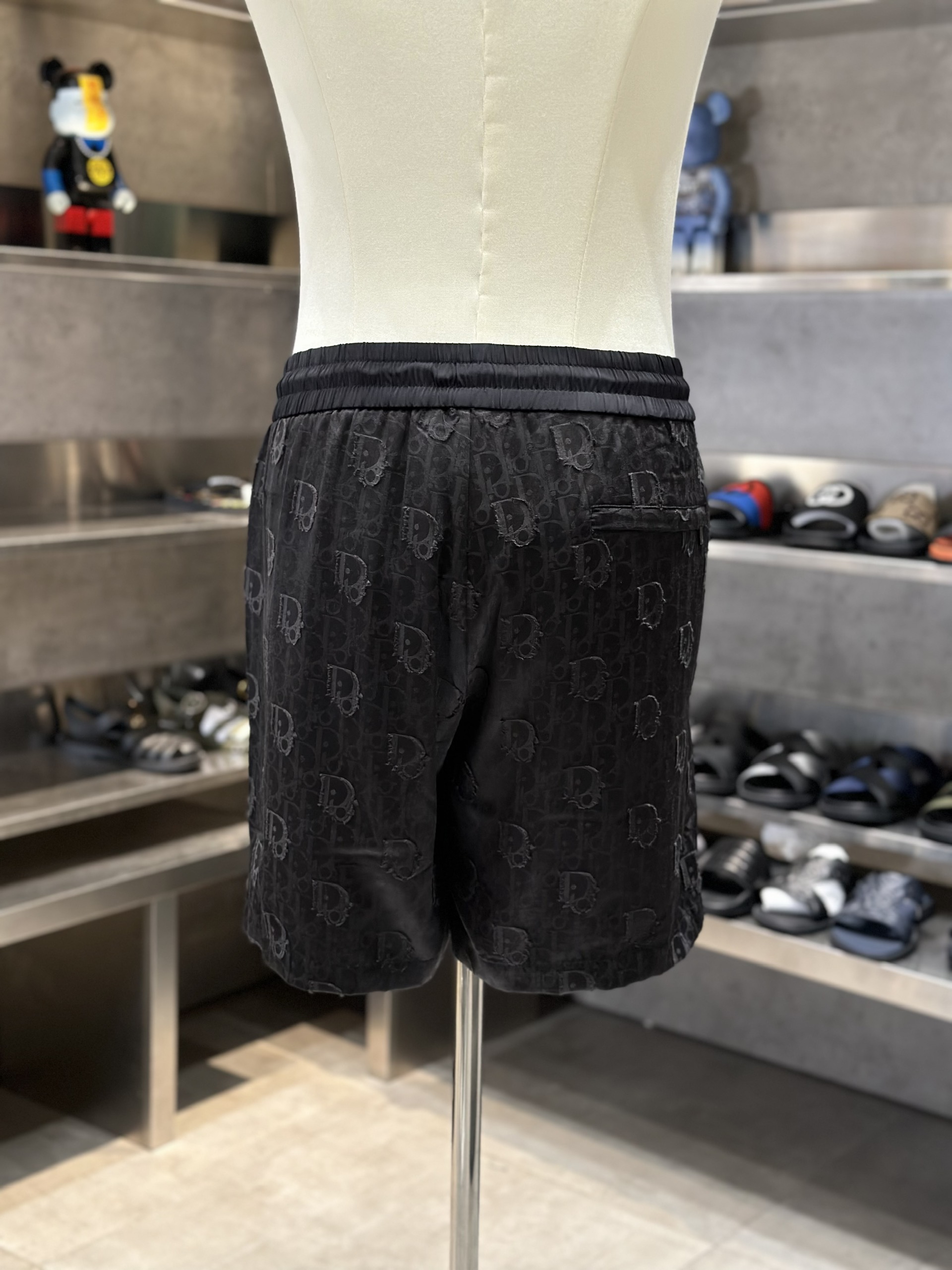 Quần short gió Dior CD Đen họa tiết logo tag da vuông thêu đùi Like Auth VTN