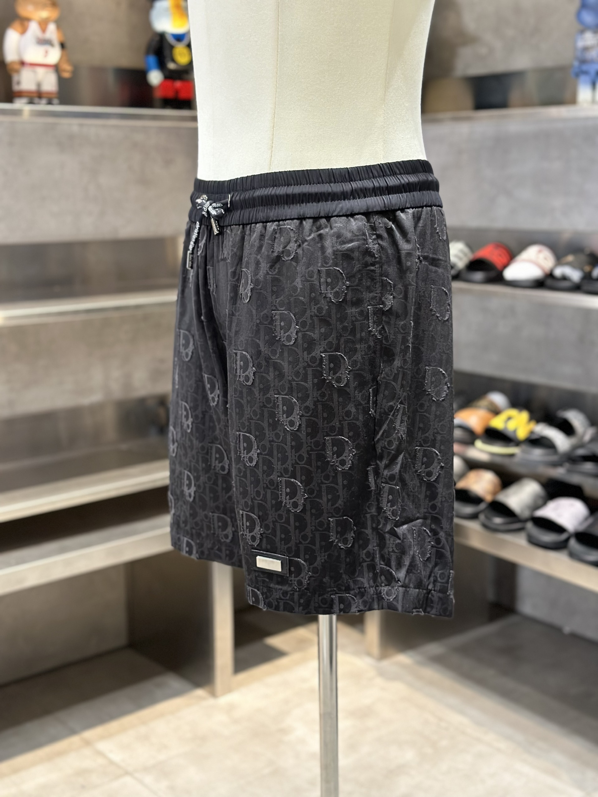 Quần short gió Dior CD Đen họa tiết logo tag da vuông thêu đùi Like Auth VTN