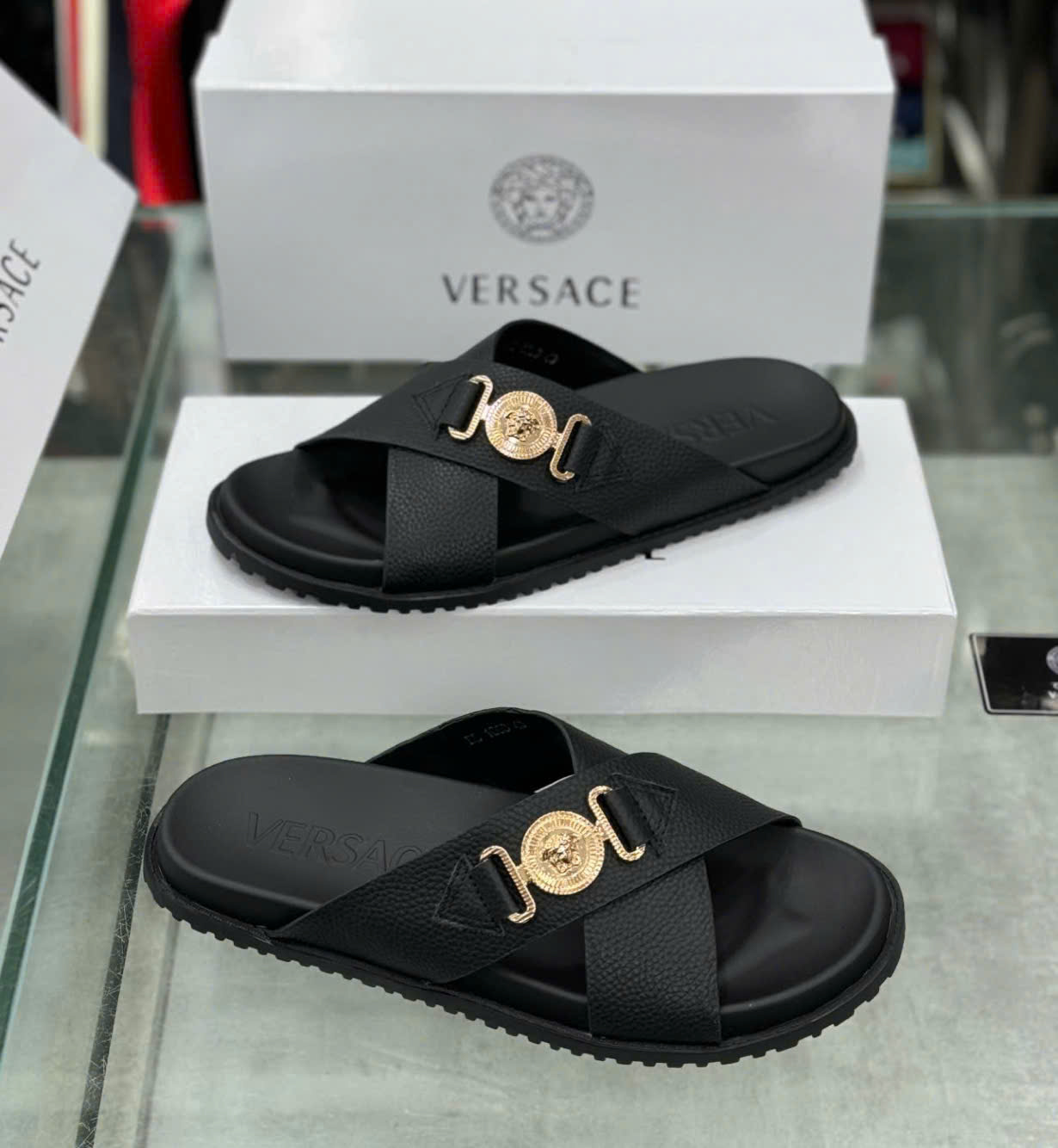 Dép lê quai chéo Versace VS Đen sần logo mặt tròn Vàng Like Auth on web fullbox bill thẻ DDT