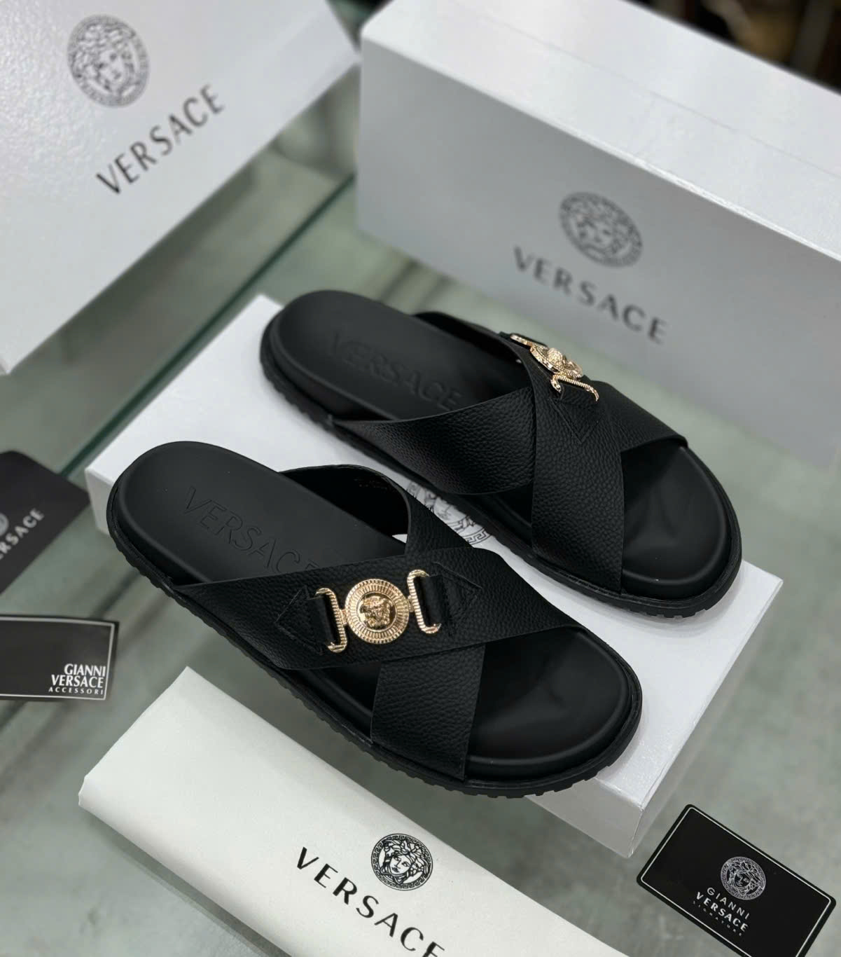 Dép lê quai chéo Versace VS Đen sần logo mặt tròn Vàng Like Auth on web fullbox bill thẻ DDT