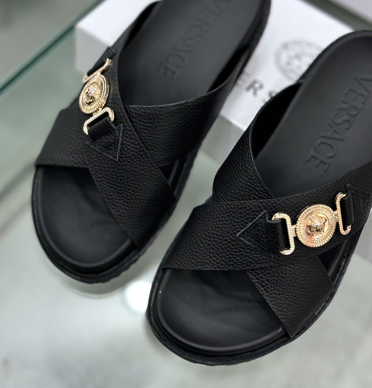 Dép lê quai chéo Versace VS Đen sần logo mặt tròn Vàng Like Auth on web fullbox bill thẻ DDT