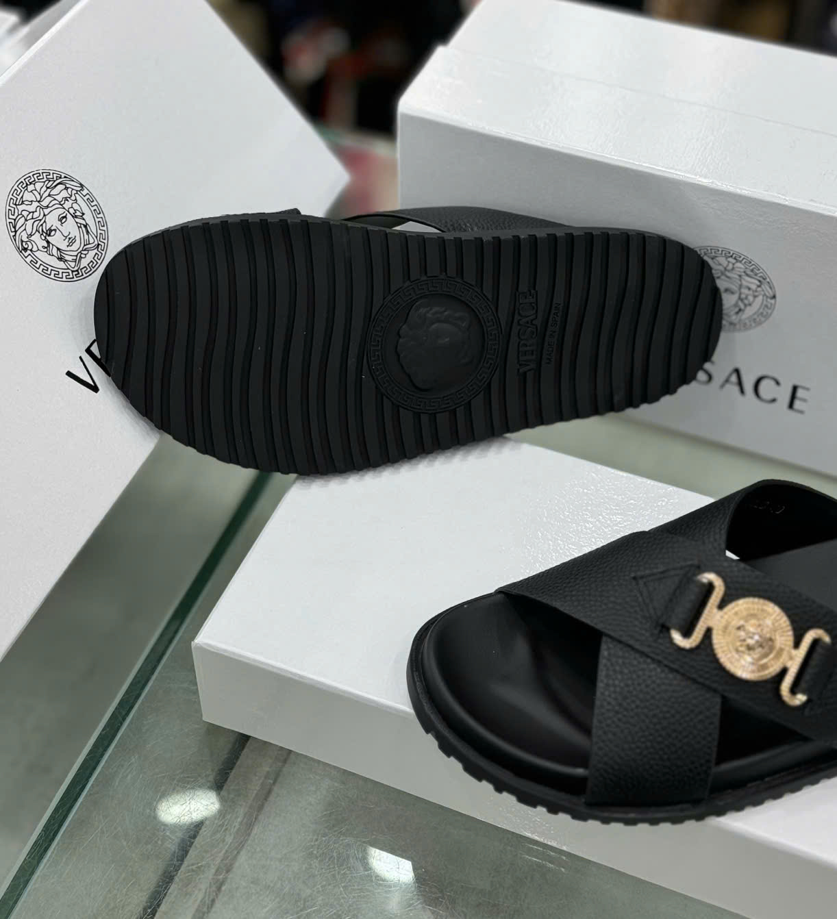 Dép lê quai chéo Versace VS Đen sần logo mặt tròn Vàng Like Auth on web fullbox bill thẻ DDT