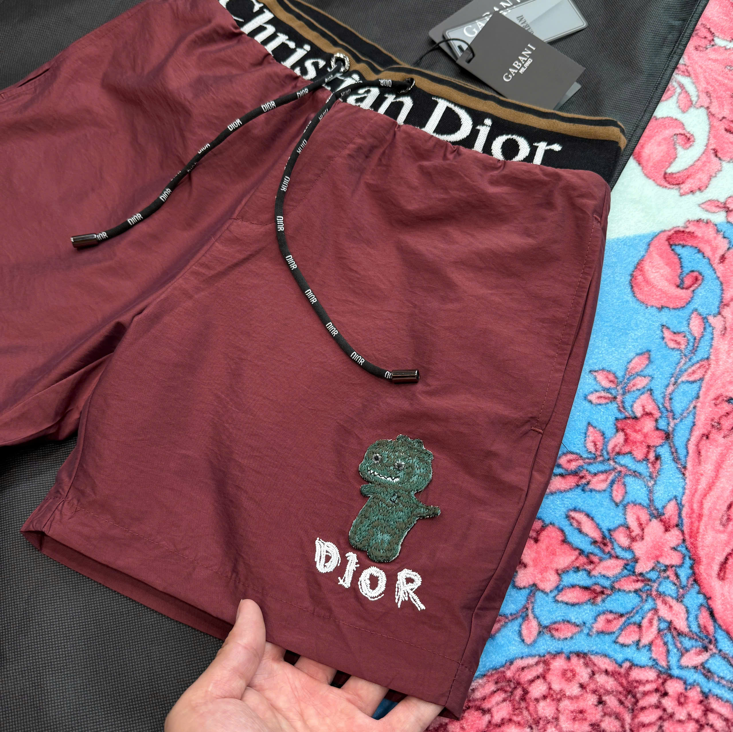 Quần short gió Dior CD Đỏ logo chữ phối màu cạp Like Auth CD