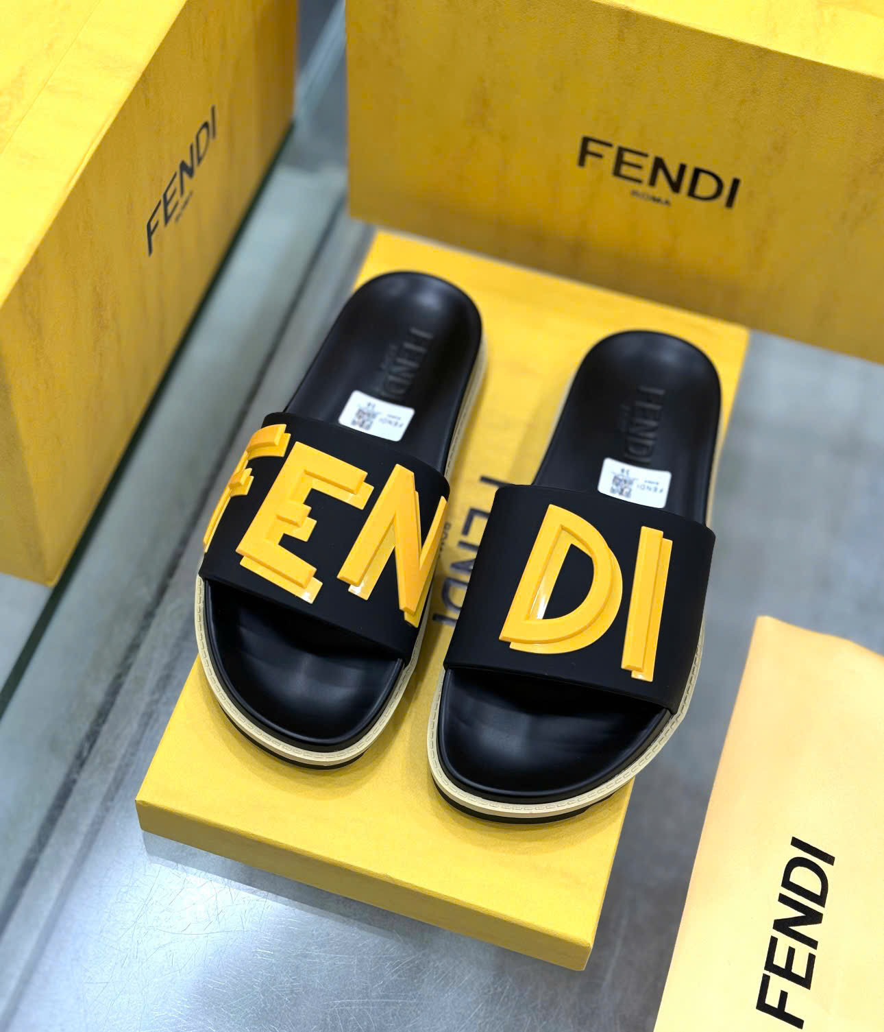Dép lê quai ngang Fendi FF Đen logo chữ Vàng nổi Like Auth on web fullbox bill thẻ DDT
