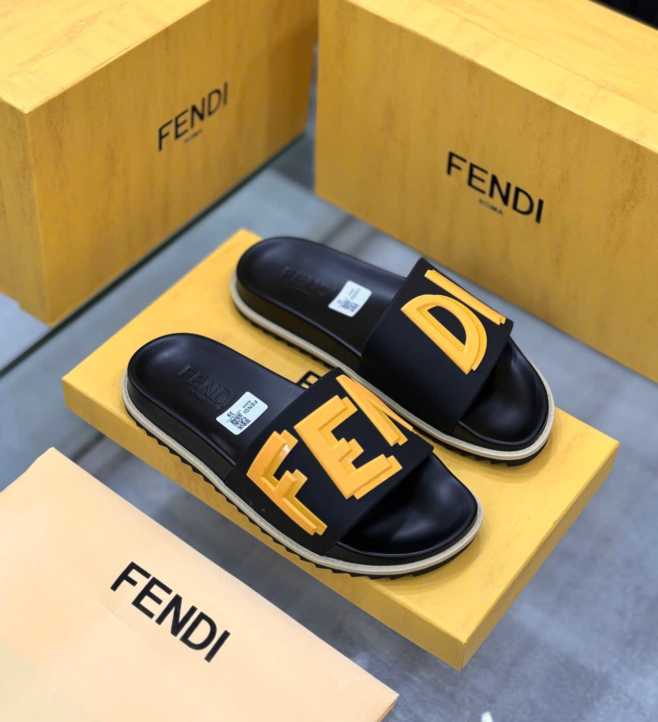 Dép lê quai ngang Fendi FF Đen logo chữ Vàng nổi Like Auth on web fullbox bill thẻ DDT