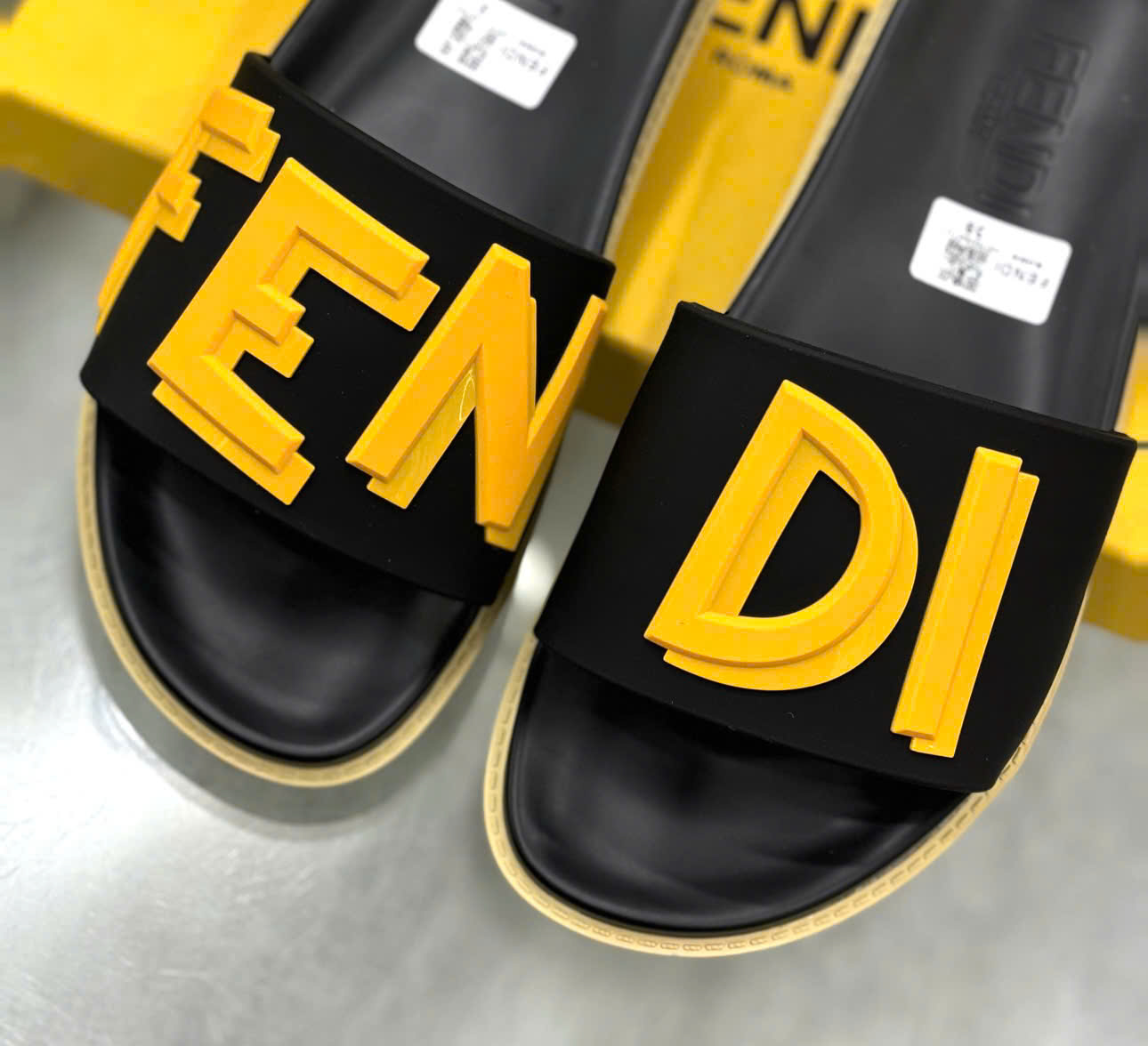 Dép lê quai ngang Fendi FF Đen logo chữ Vàng nổi Like Auth on web fullbox bill thẻ DDT