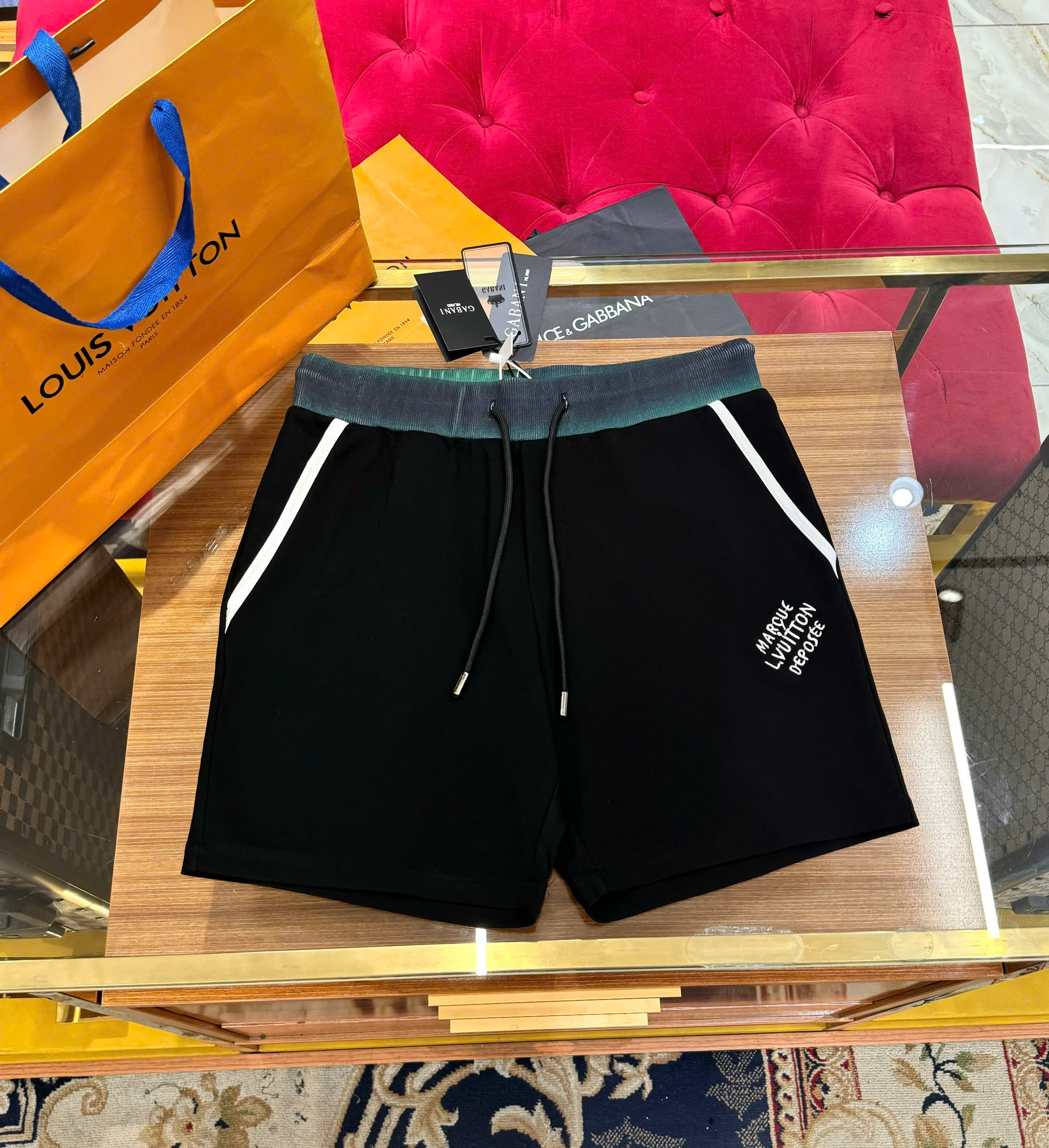 Quần short nỉ Louis Vuitton LV Đen logo thêu đùi phối cạp Xanh Like Auth CD