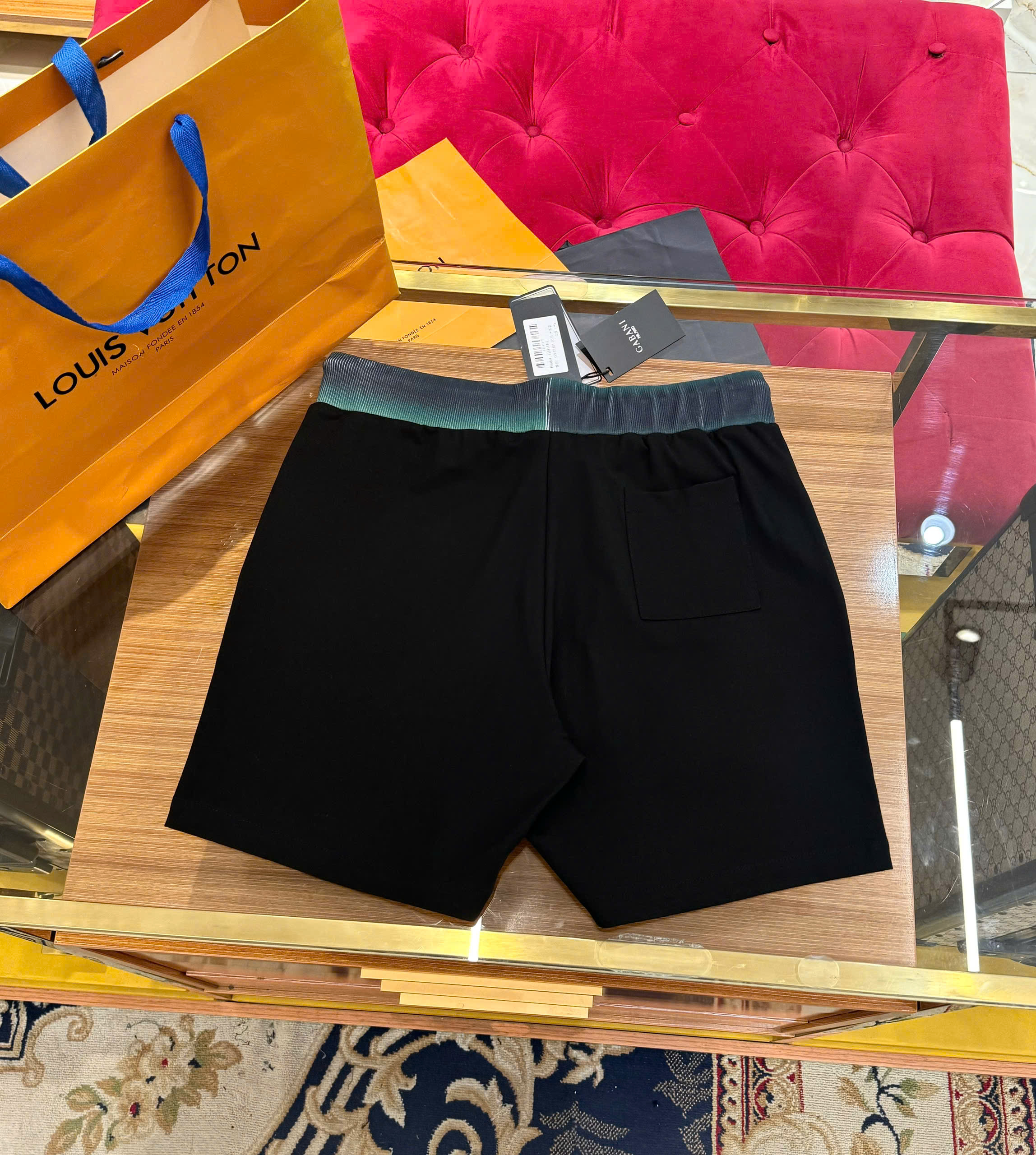 Quần short nỉ Louis Vuitton LV Đen logo thêu đùi phối cạp Xanh Like Auth CD
