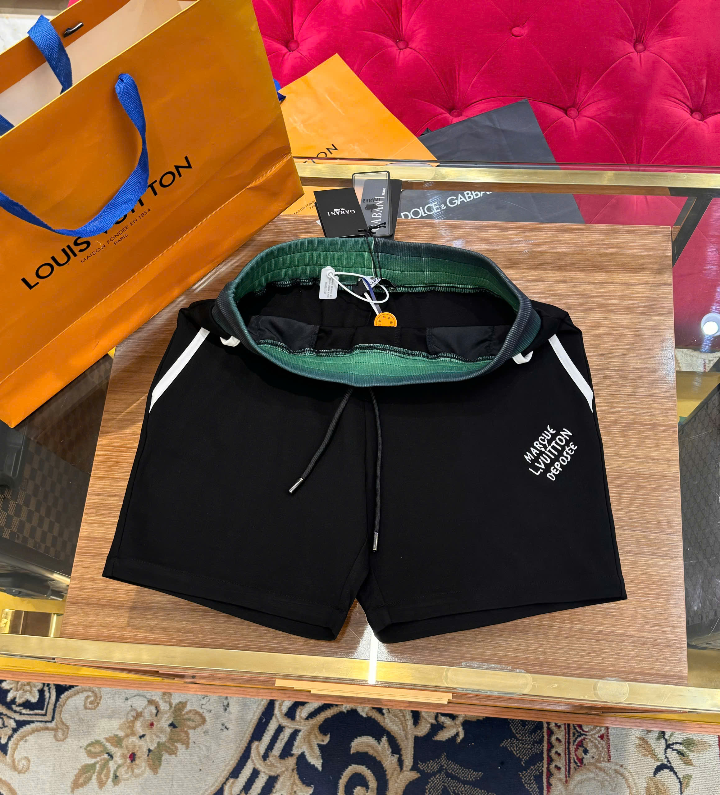 Quần short nỉ Louis Vuitton LV Đen logo thêu đùi phối cạp Xanh Like Auth CD