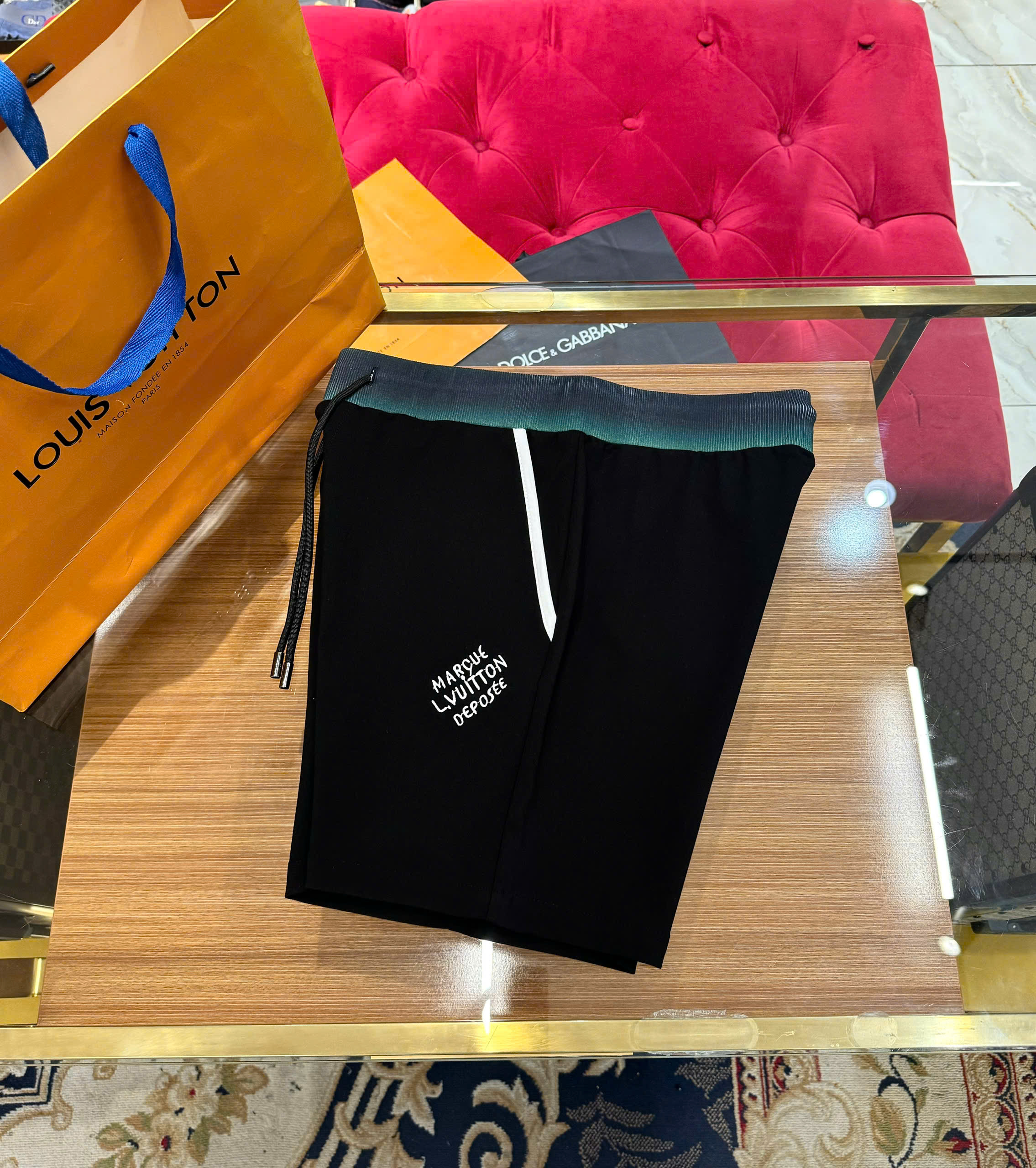 Quần short nỉ Louis Vuitton LV Đen logo thêu đùi phối cạp Xanh Like Auth CD