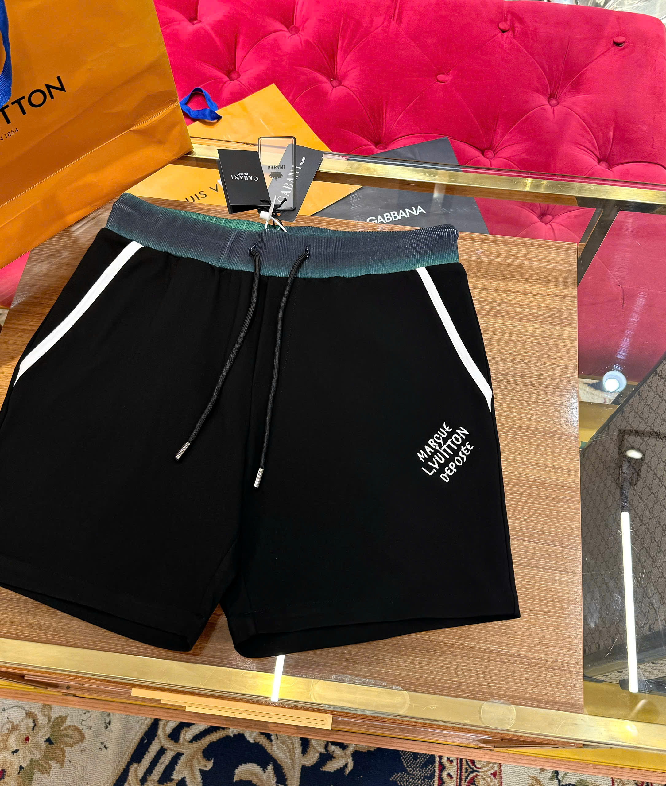 Quần short nỉ Louis Vuitton LV Đen logo thêu đùi phối cạp Xanh Like Auth CD