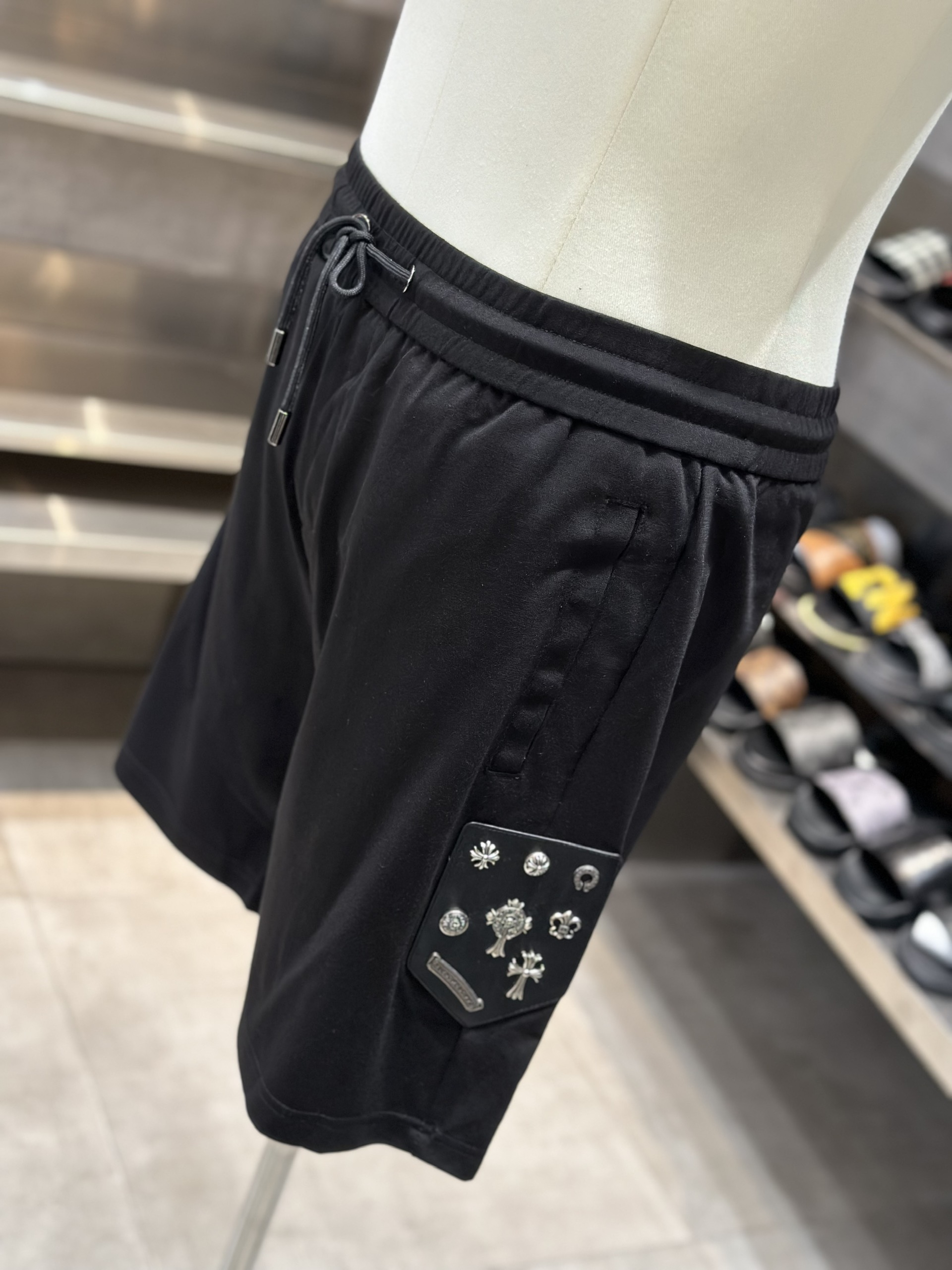 Quần short nỉ Chrome Heart CH Đen logo tag da thêu sườn đùi Like Auth VTN