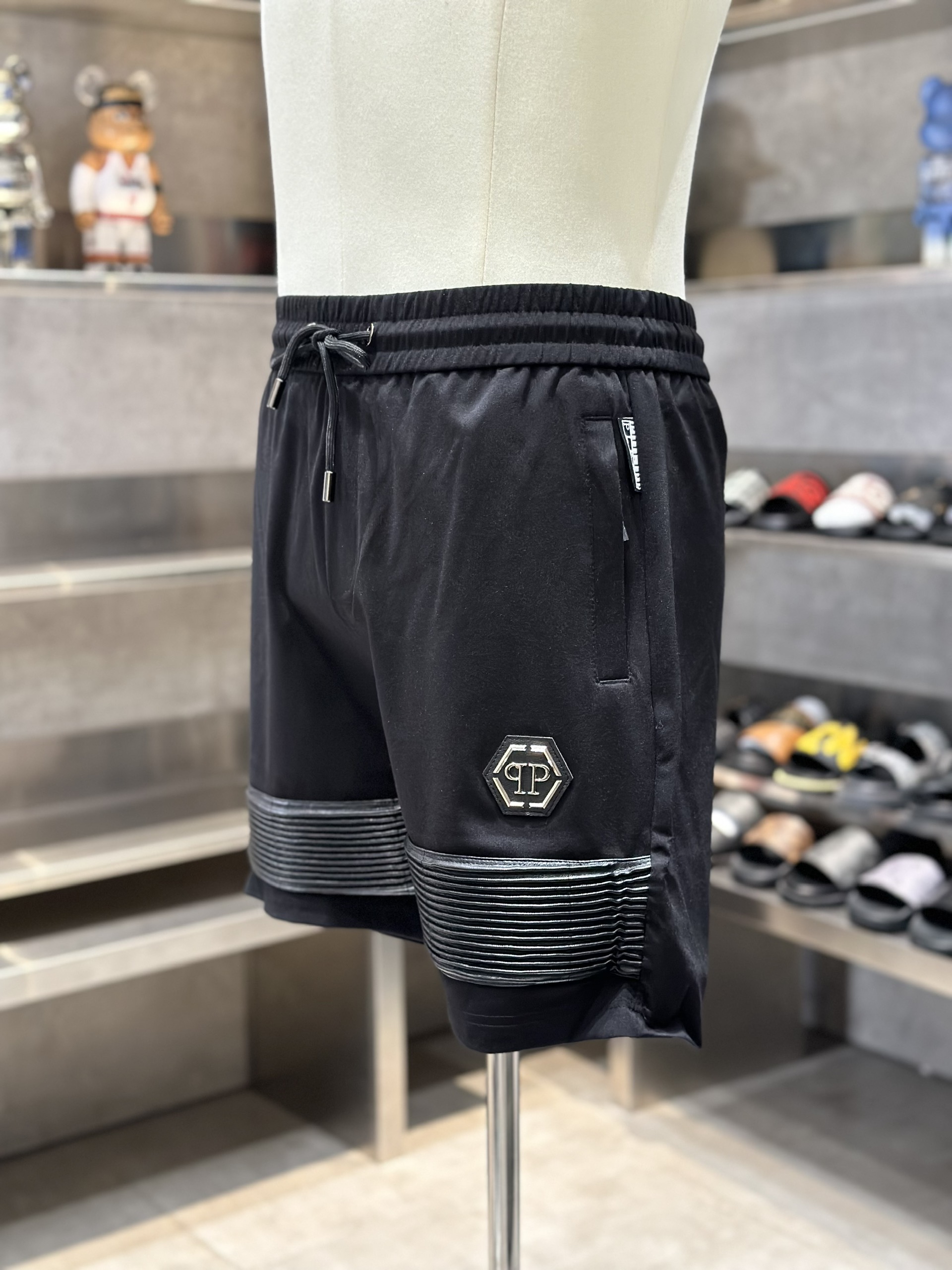 Quần short nỉ Philipp Plein PP Đen logo tag kẻ da đùi Like Auth VTN