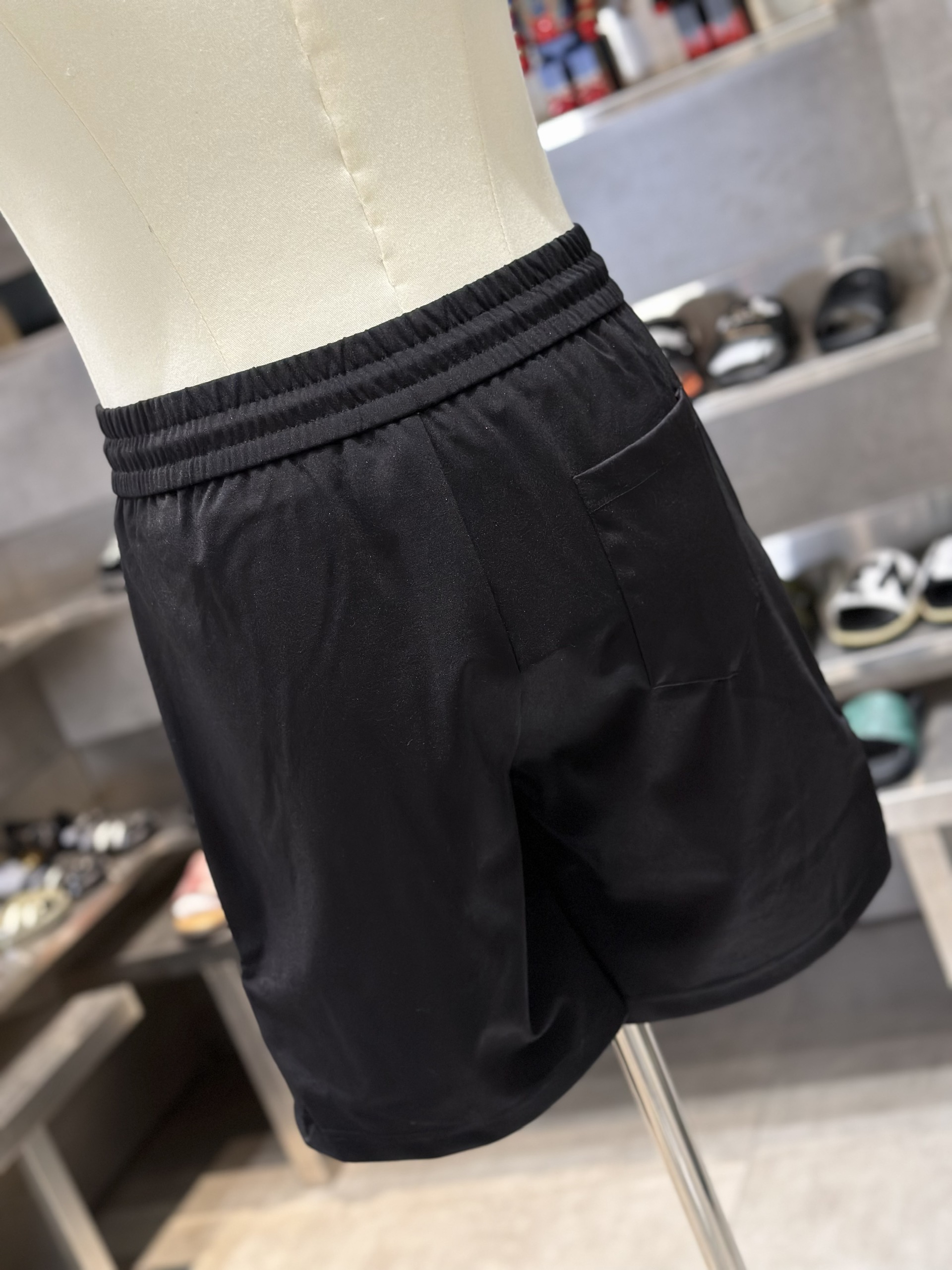 Quần short nỉ Philipp Plein PP Đen logo tag kẻ da đùi Like Auth VTN