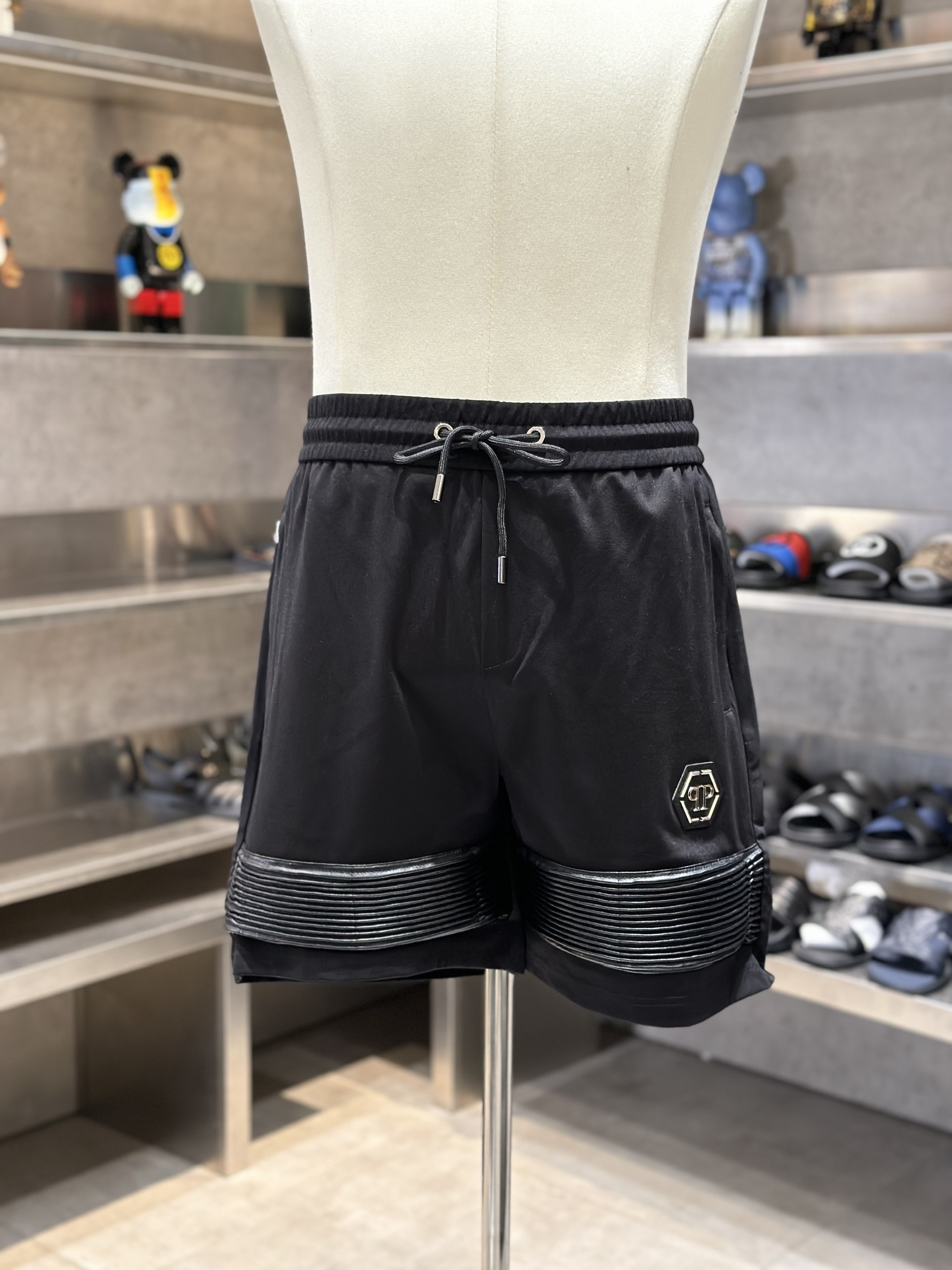Quần short nỉ Philipp Plein PP Đen logo tag kẻ da đùi Like Auth VTN