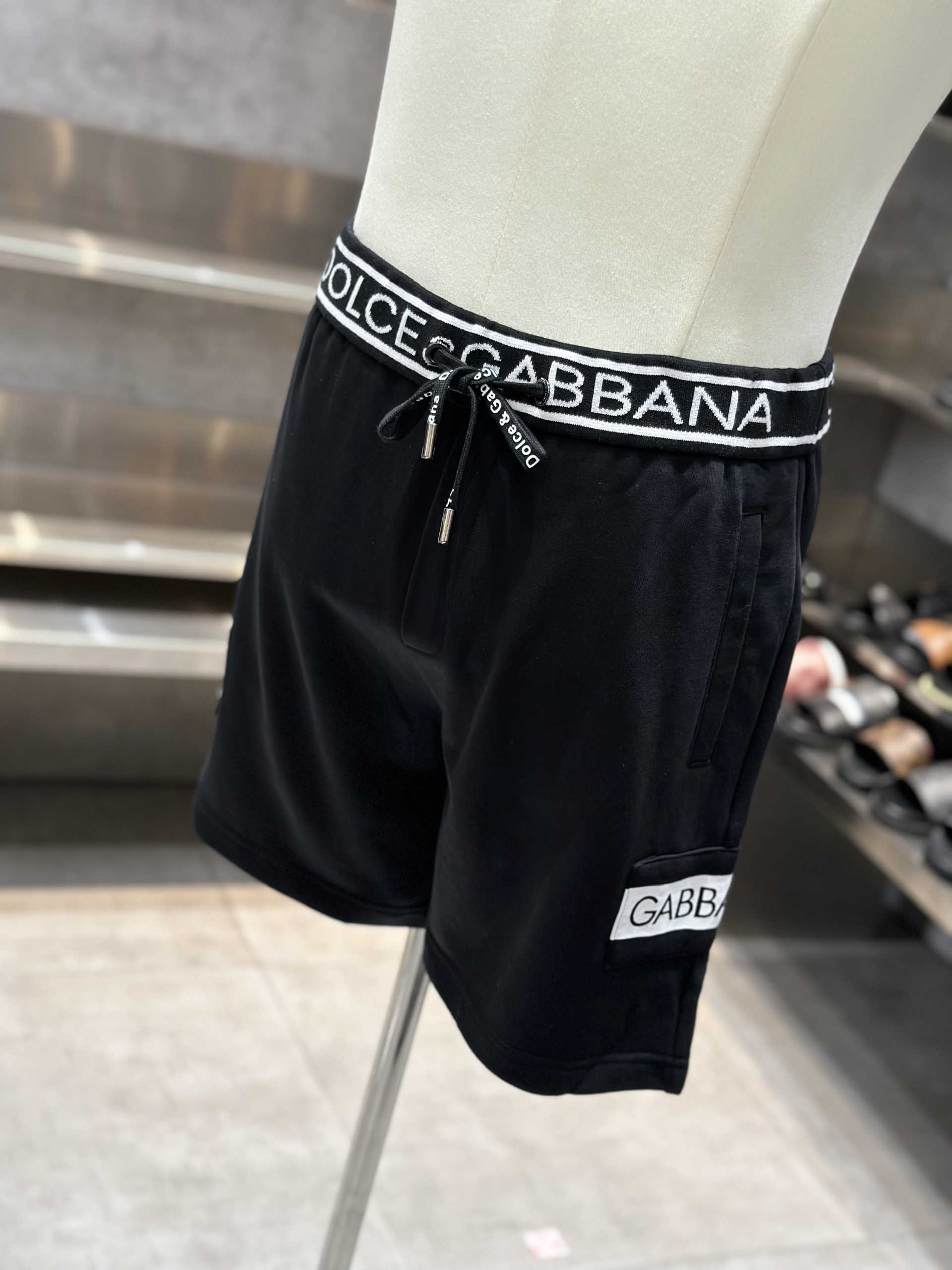 Quần short nỉ Dolce Gabbana DG Đen logo chữ tag vuông check cạp Like Auth VTN