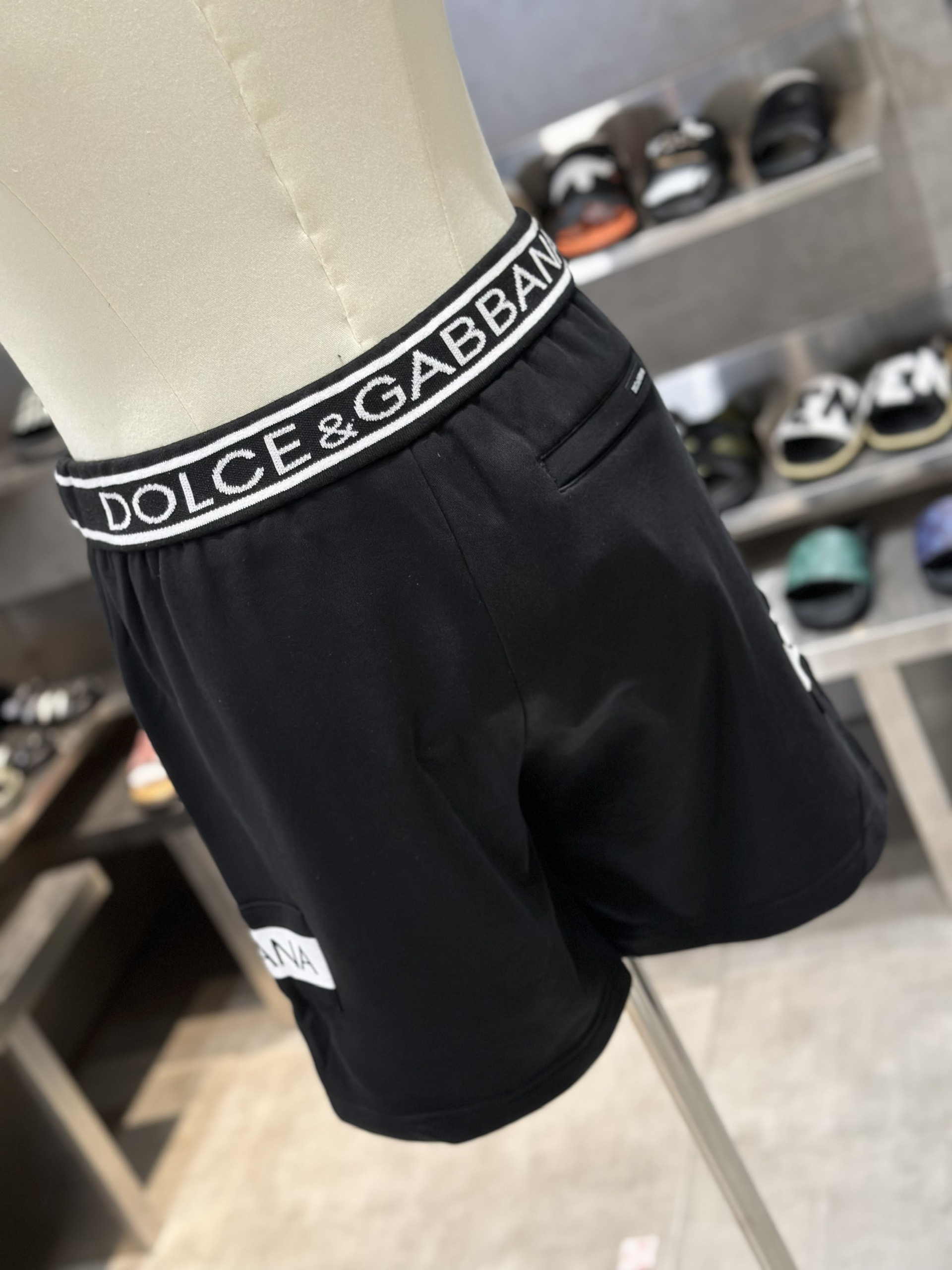 Quần short nỉ Dolce Gabbana DG Đen logo chữ tag vuông check cạp Like Auth VTN