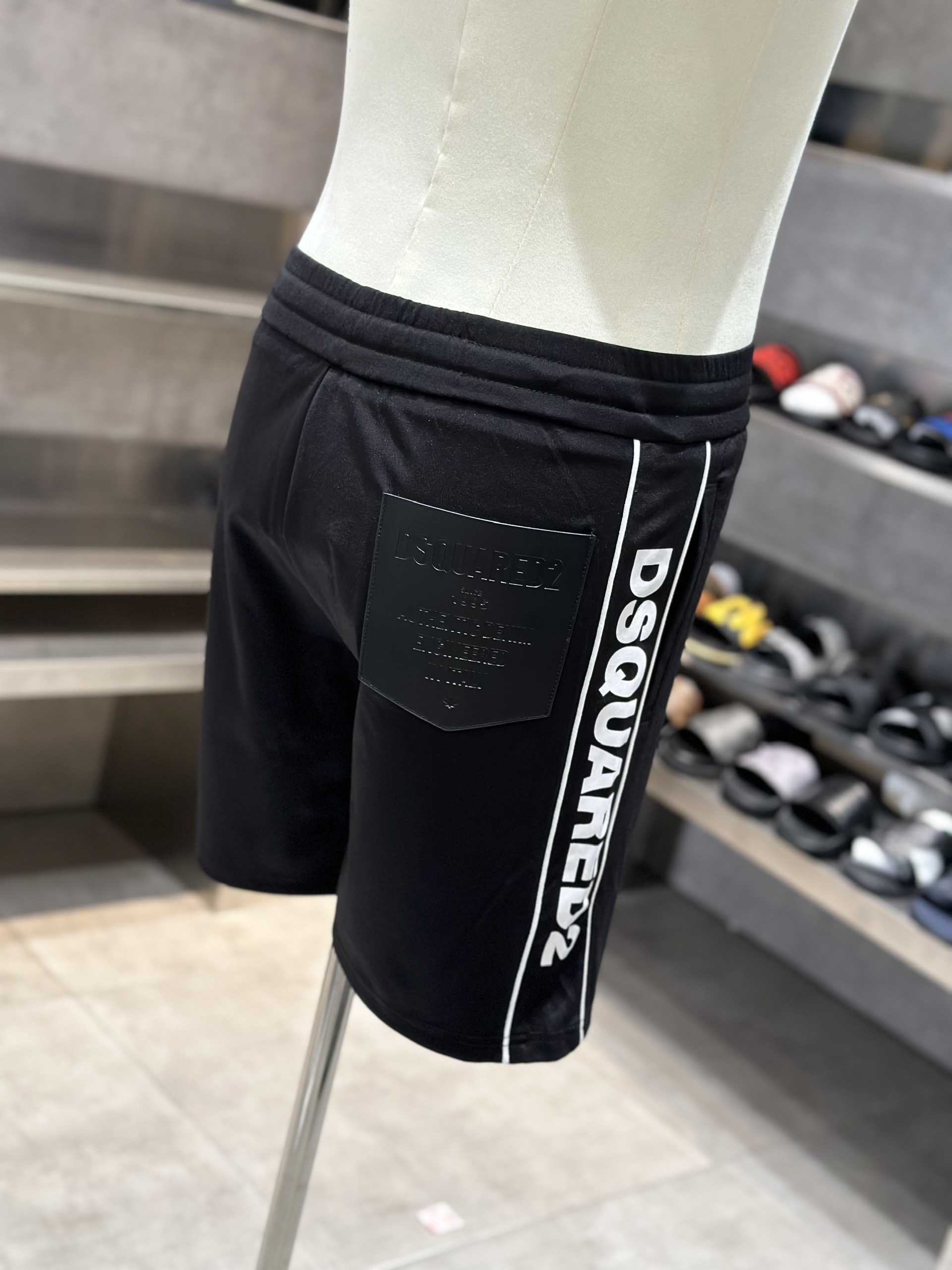 Quần short nỉ Dsquared2 DSQ2 Đen chữ kẻ sọc sườn lá Đỏ thêu đùi Like Auth VTN