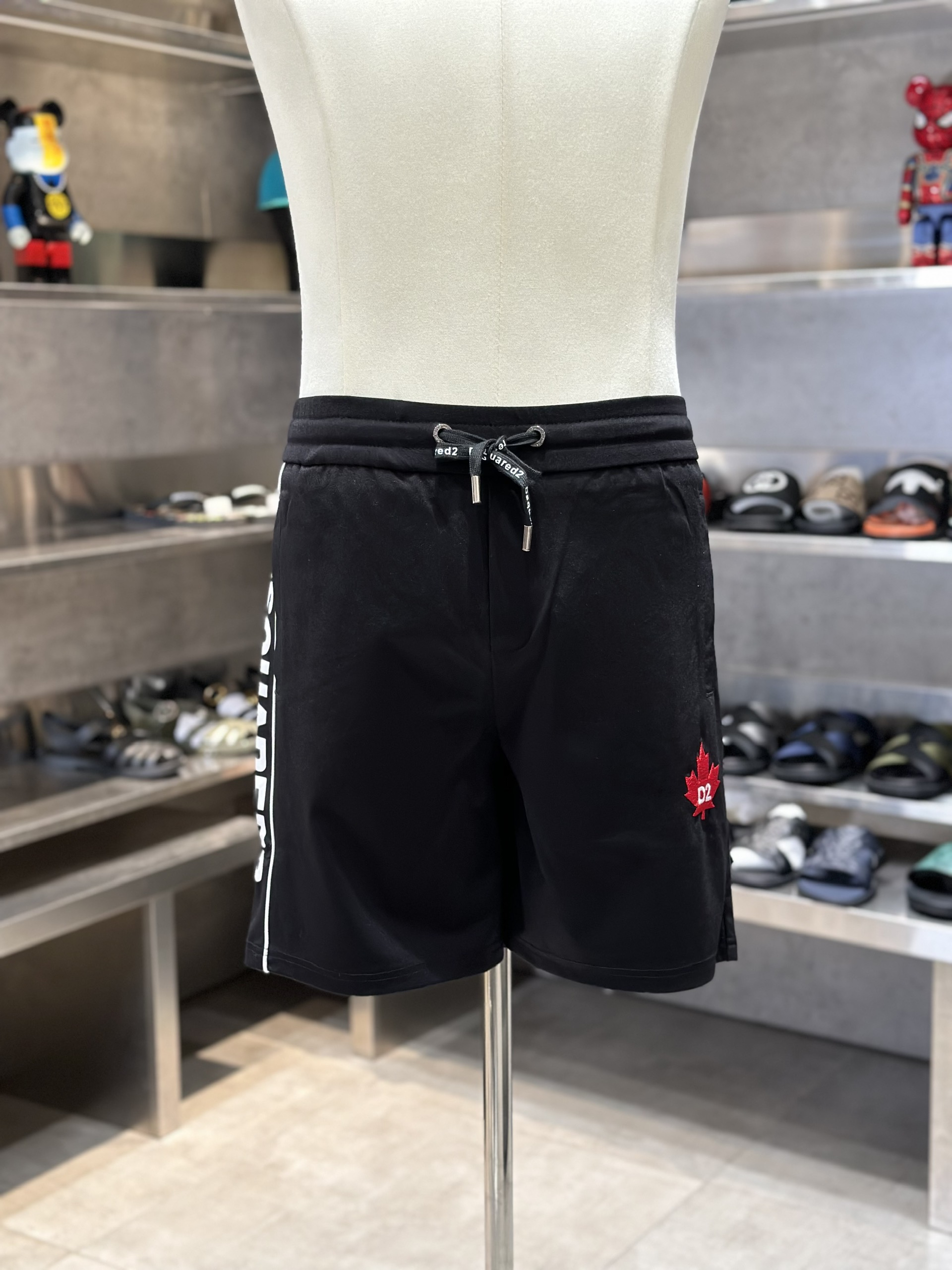 Quần short nỉ Dsquared2 DSQ2 Đen chữ kẻ sọc sườn lá Đỏ thêu đùi Like Auth VTN