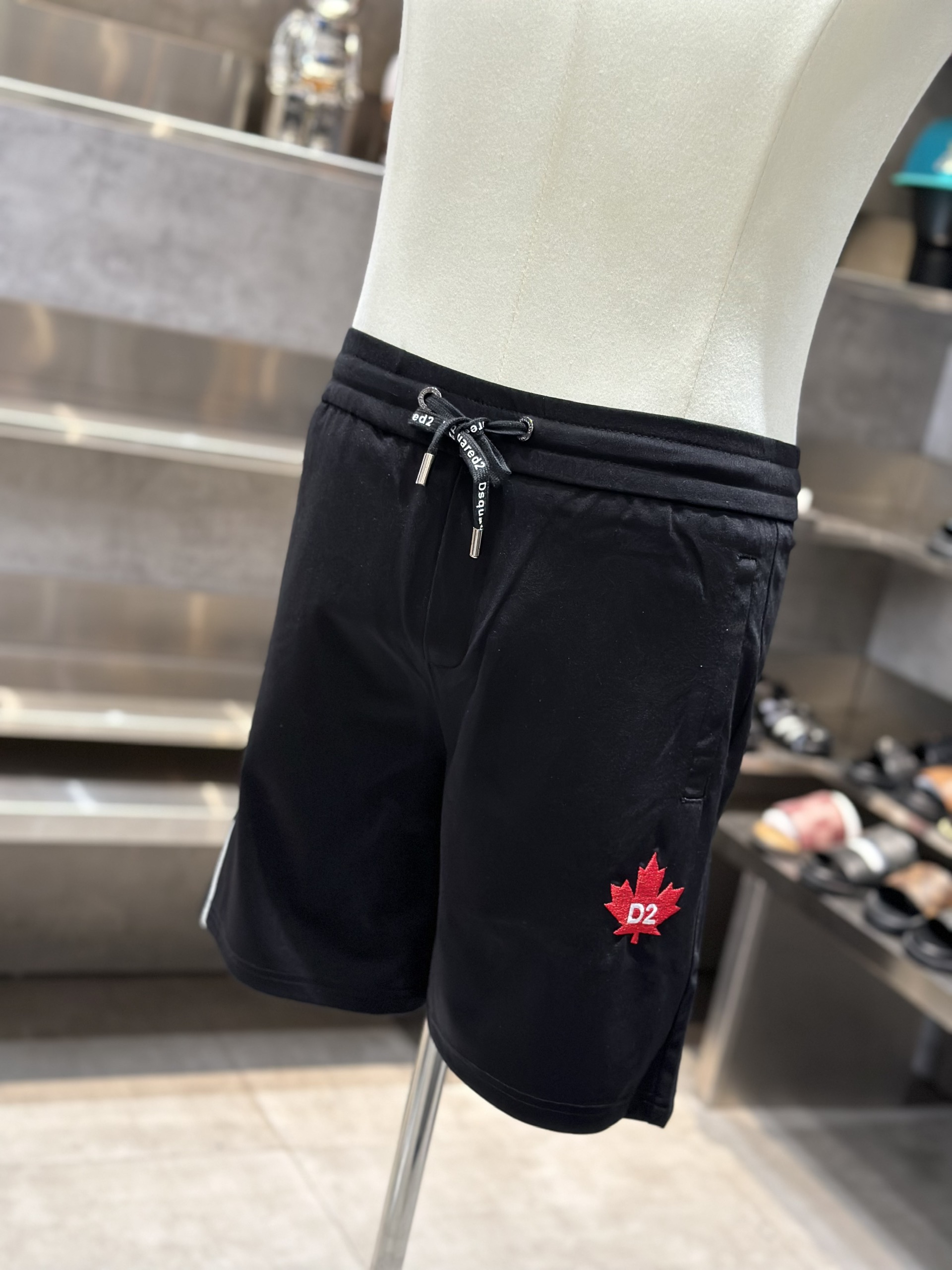 Quần short nỉ Dsquared2 DSQ2 Đen chữ kẻ sọc sườn lá Đỏ thêu đùi Like Auth VTN