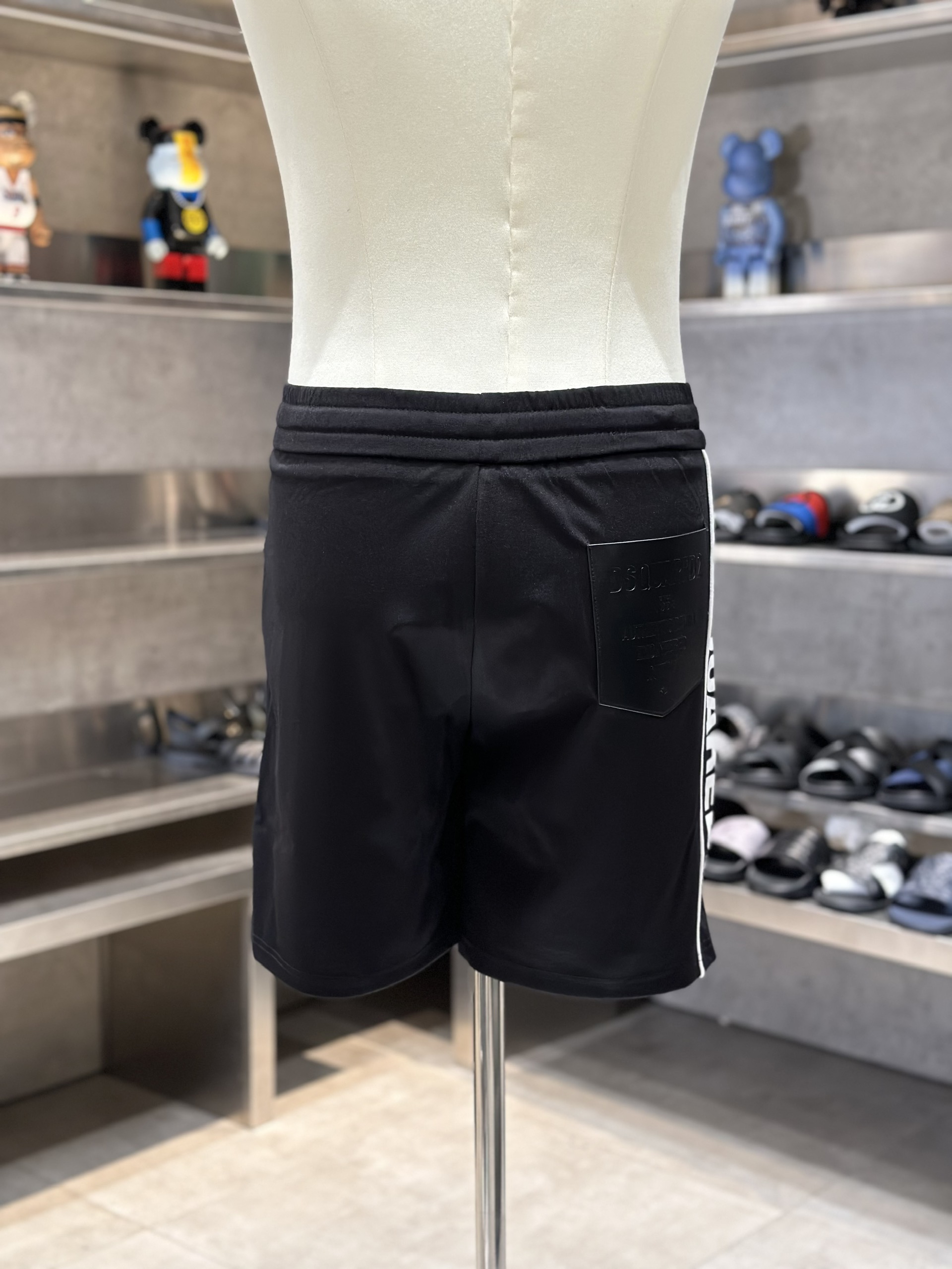 Quần short nỉ Dsquared2 DSQ2 Đen chữ kẻ sọc sườn lá Đỏ thêu đùi Like Auth VTN