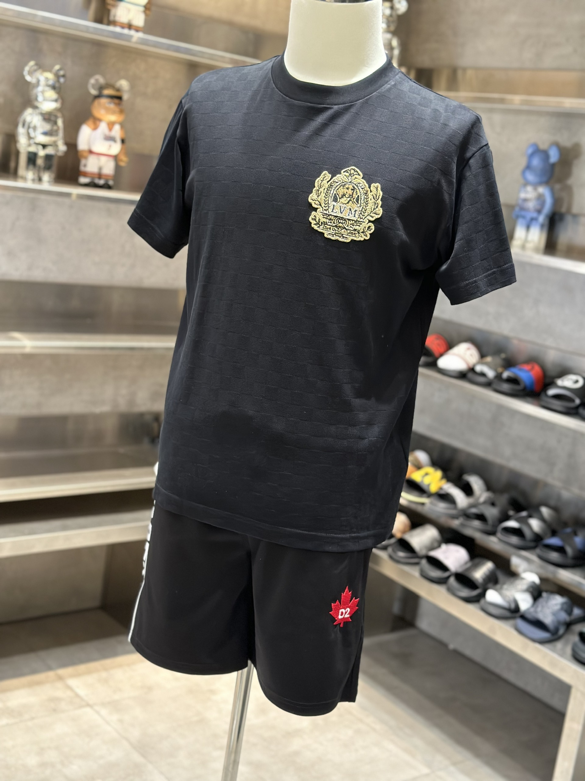 Quần short nỉ Dsquared2 DSQ2 Đen chữ kẻ sọc sườn lá Đỏ thêu đùi Like Auth VTN