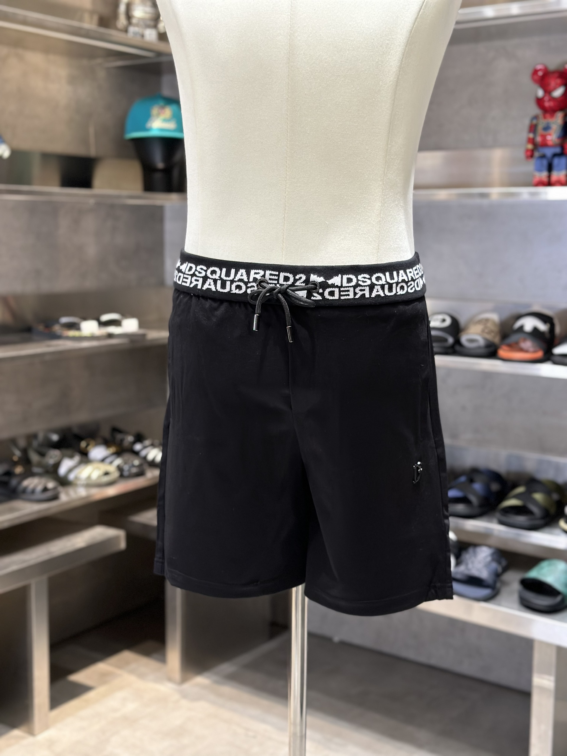 Quần short nỉ Dsquared2 DSQ2 Đen logo chữ Trắng túi cạp Like Auth VTN