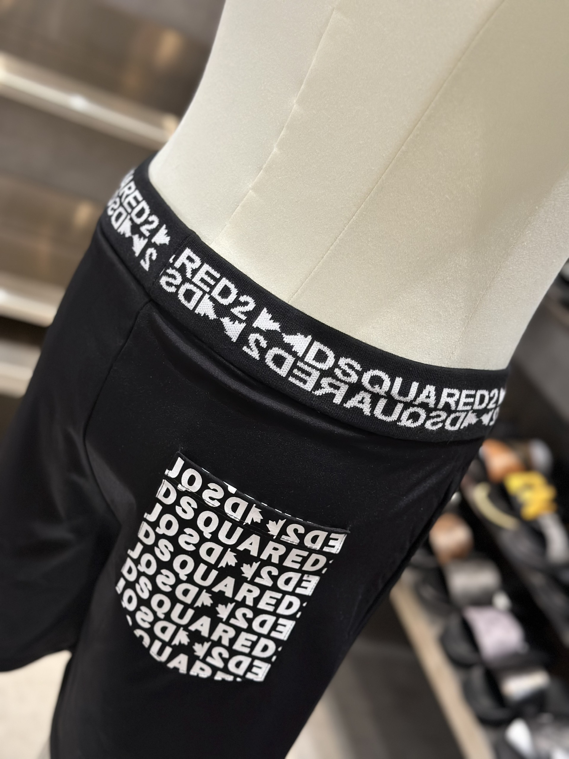 Quần short nỉ Dsquared2 DSQ2 Đen logo chữ Trắng túi cạp Like Auth VTN