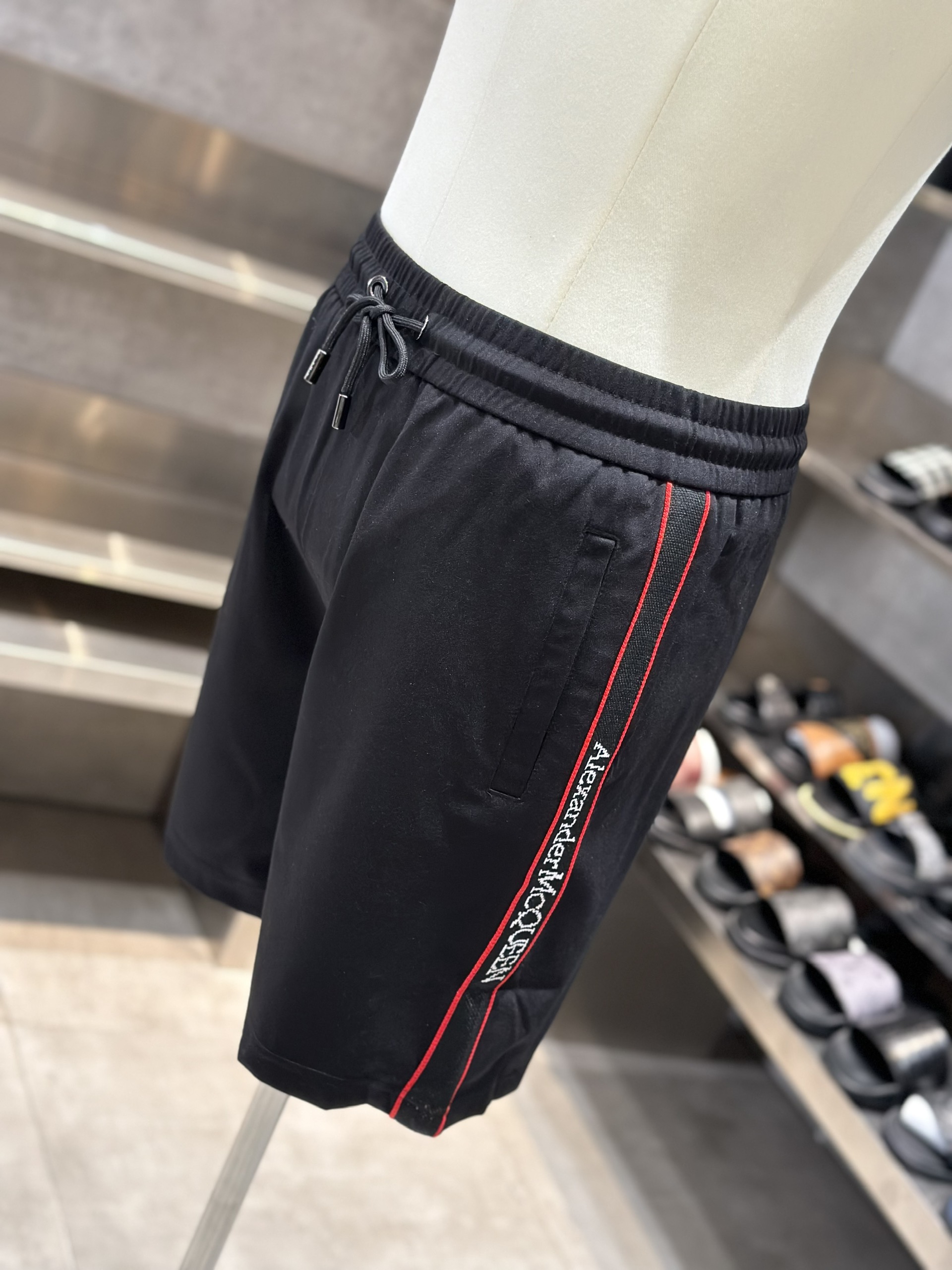 Quần short nỉ McQueen MCQ Đen kẻ sọc Đỏ chữ sườn Like Auth VTN