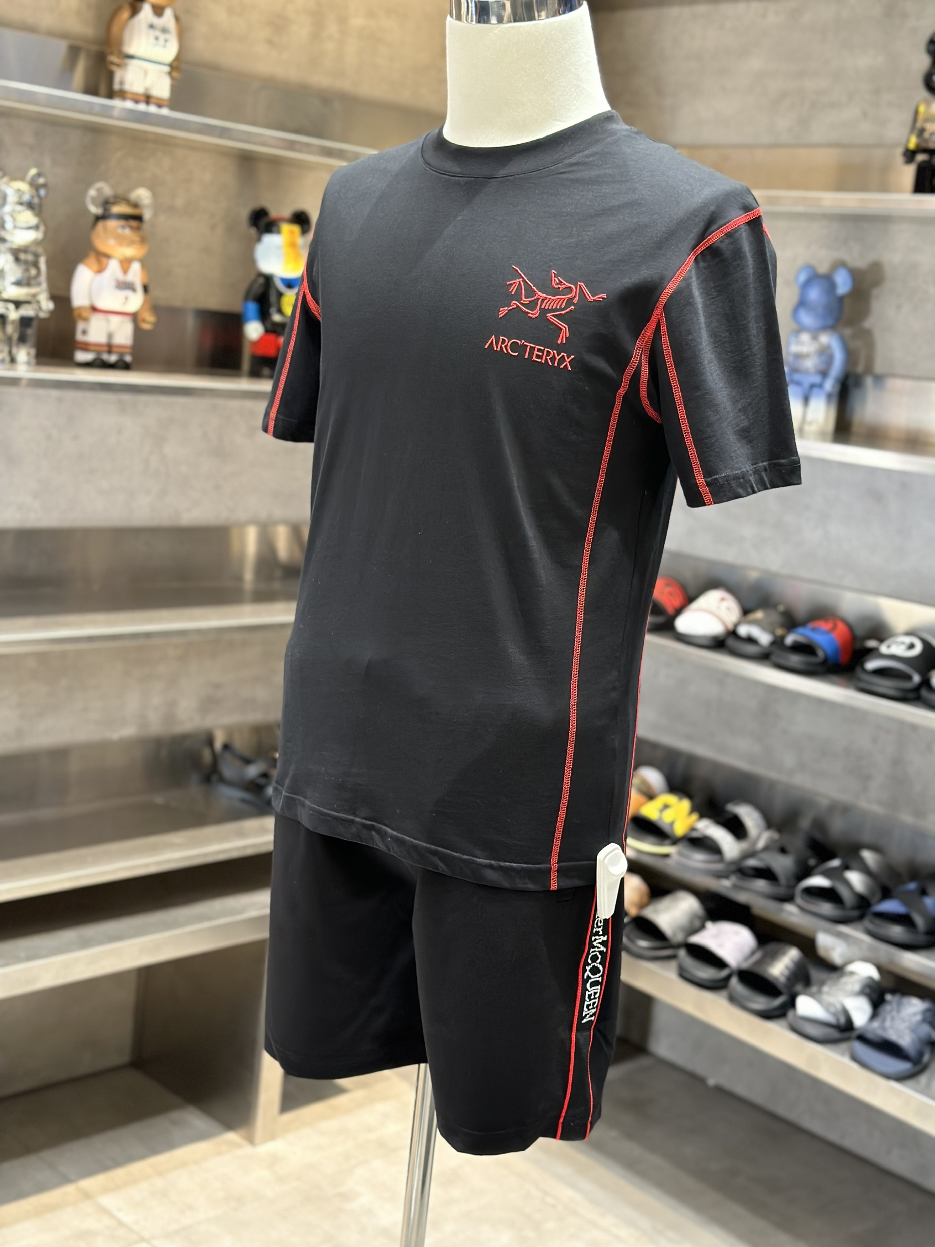 Quần short nỉ McQueen MCQ Đen kẻ sọc Đỏ chữ sườn Like Auth VTN