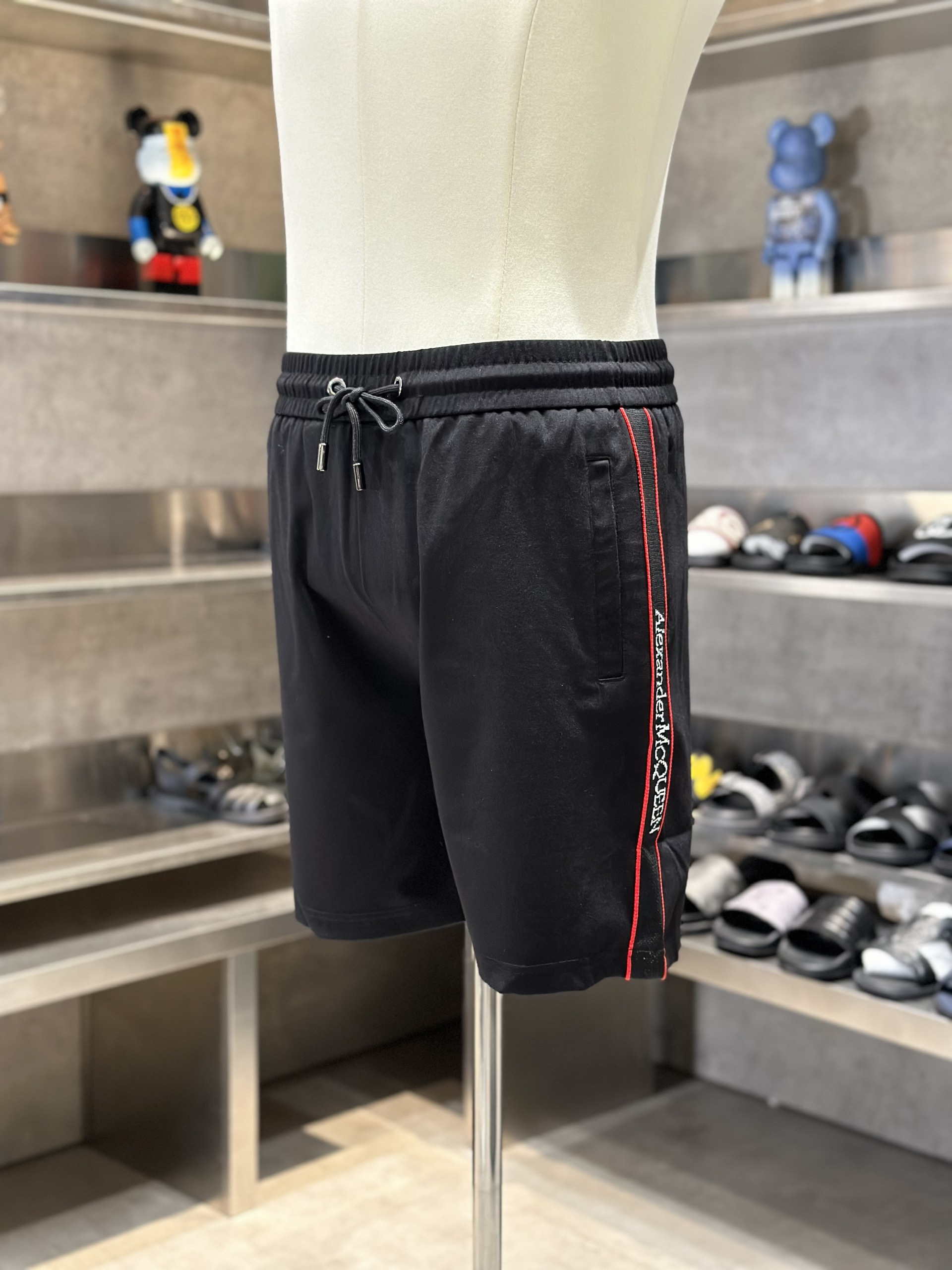 Quần short nỉ McQueen MCQ Đen kẻ sọc Đỏ chữ sườn Like Auth VTN