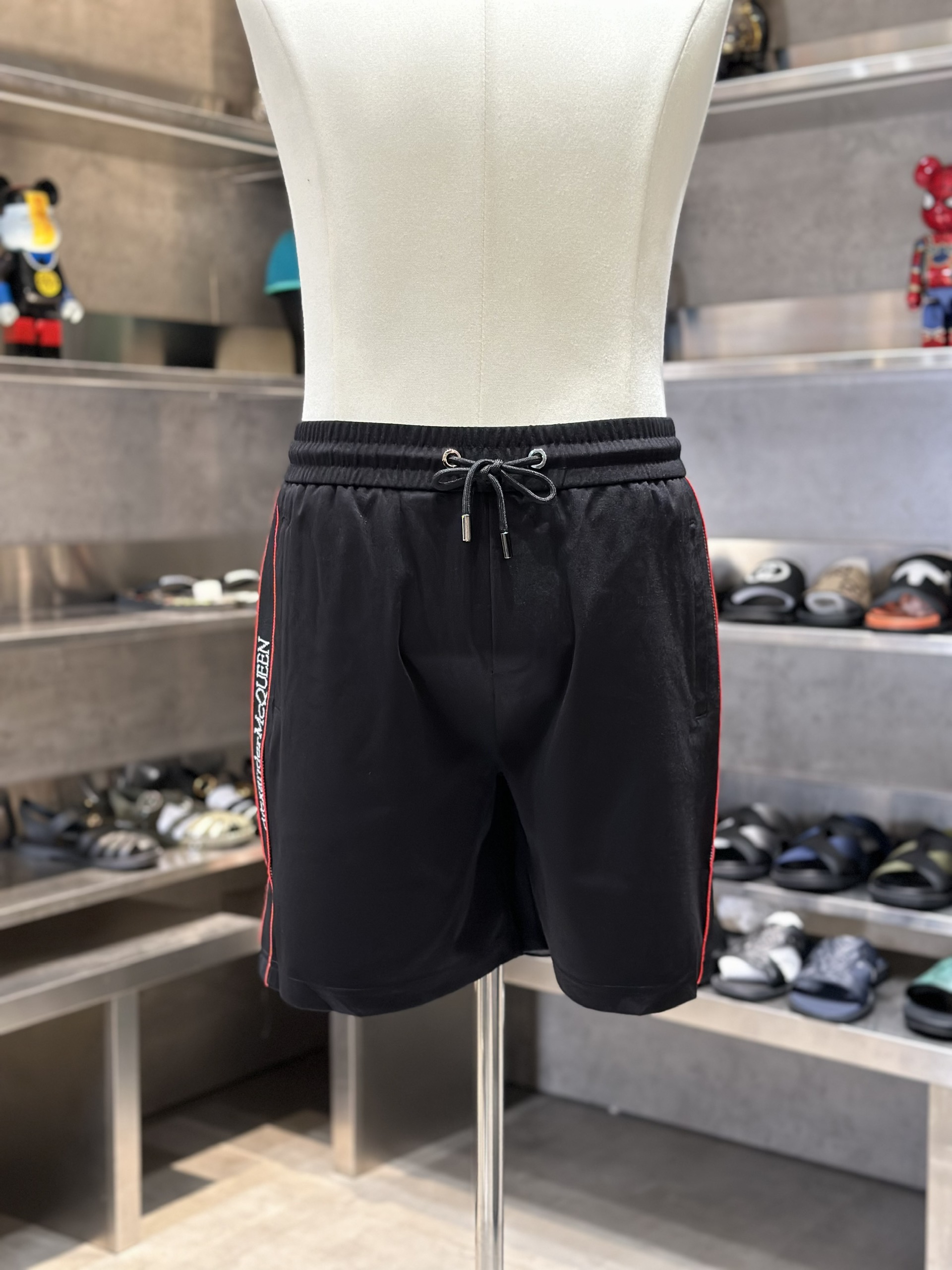 Quần short nỉ McQueen MCQ Đen kẻ sọc Đỏ chữ sườn Like Auth VTN